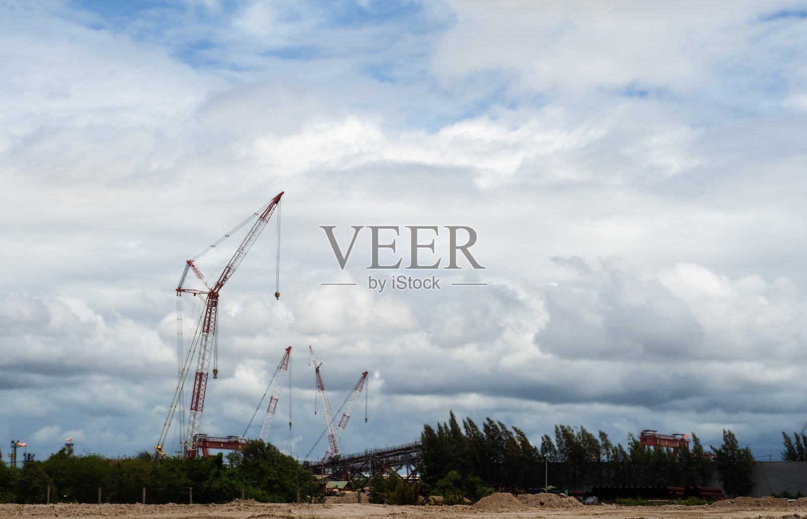 起重机以蓝天白云为背景照片摄影图片