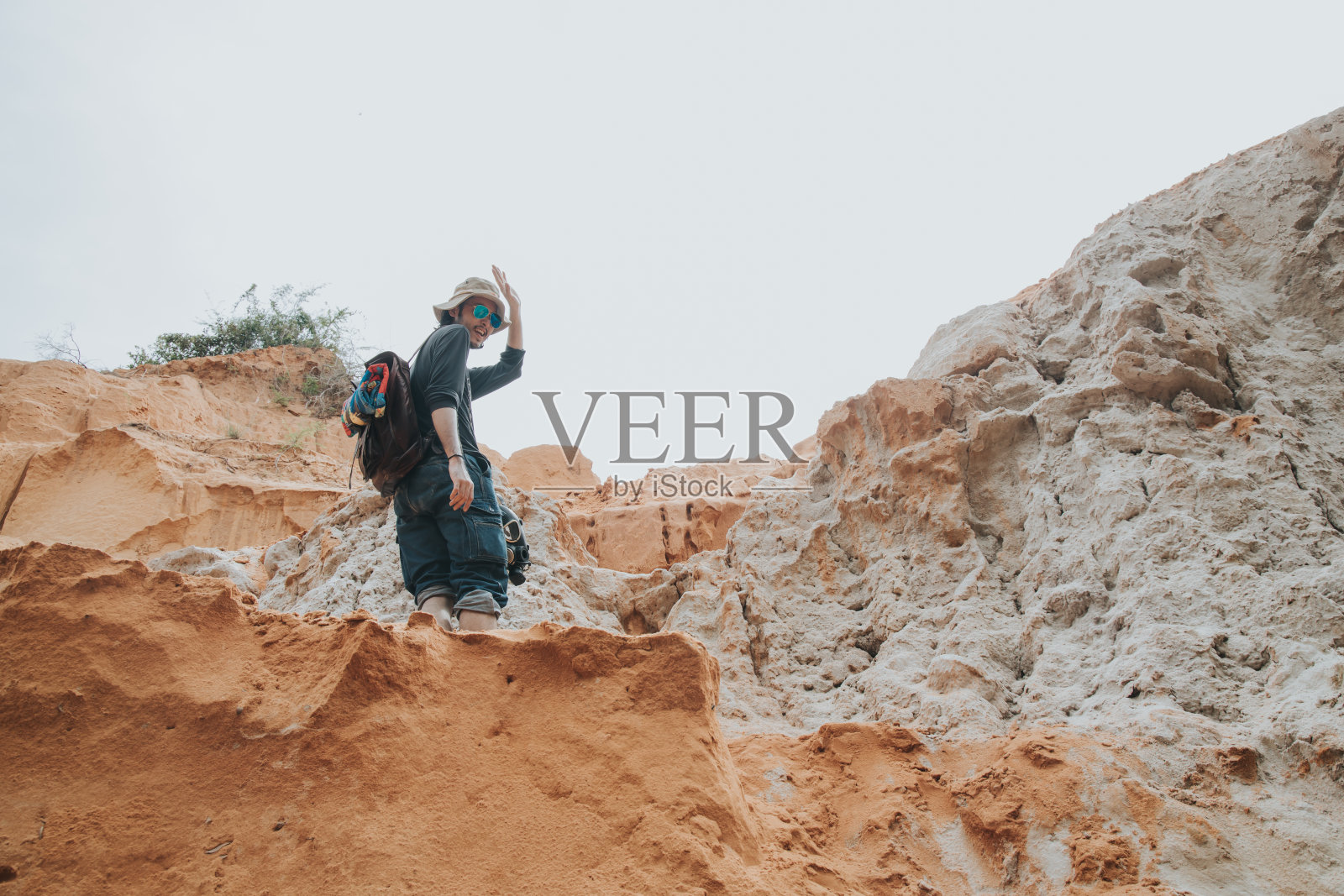 在美奈的仙溪旅游时，跟朋友打个招呼照片摄影图片