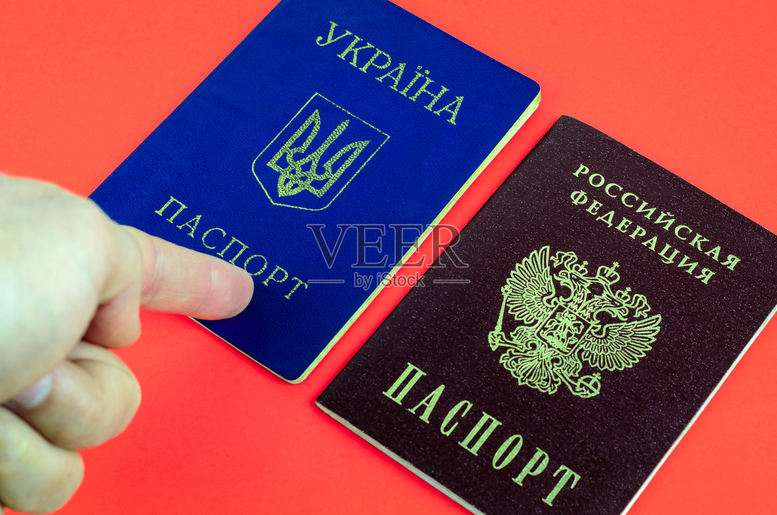 两个护照照片摄影图片