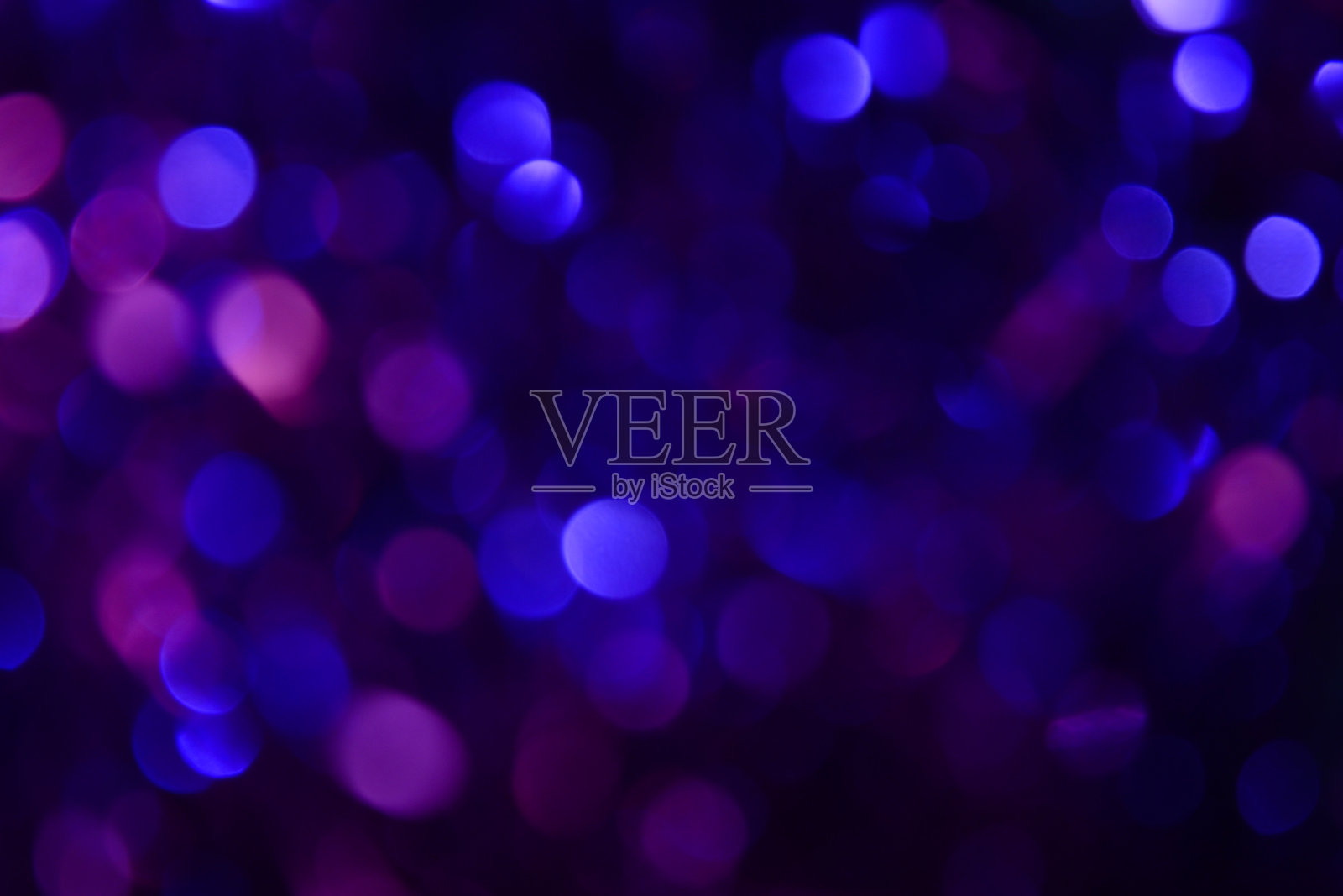 散景。节日的背景。圣诞灯。闪闪发光。散焦蓝宝石。新年的背景。节日的壁纸。眨眼。狂欢节。金属丝。散景复古风格照片。紫罗兰。紫色。照片摄影图片