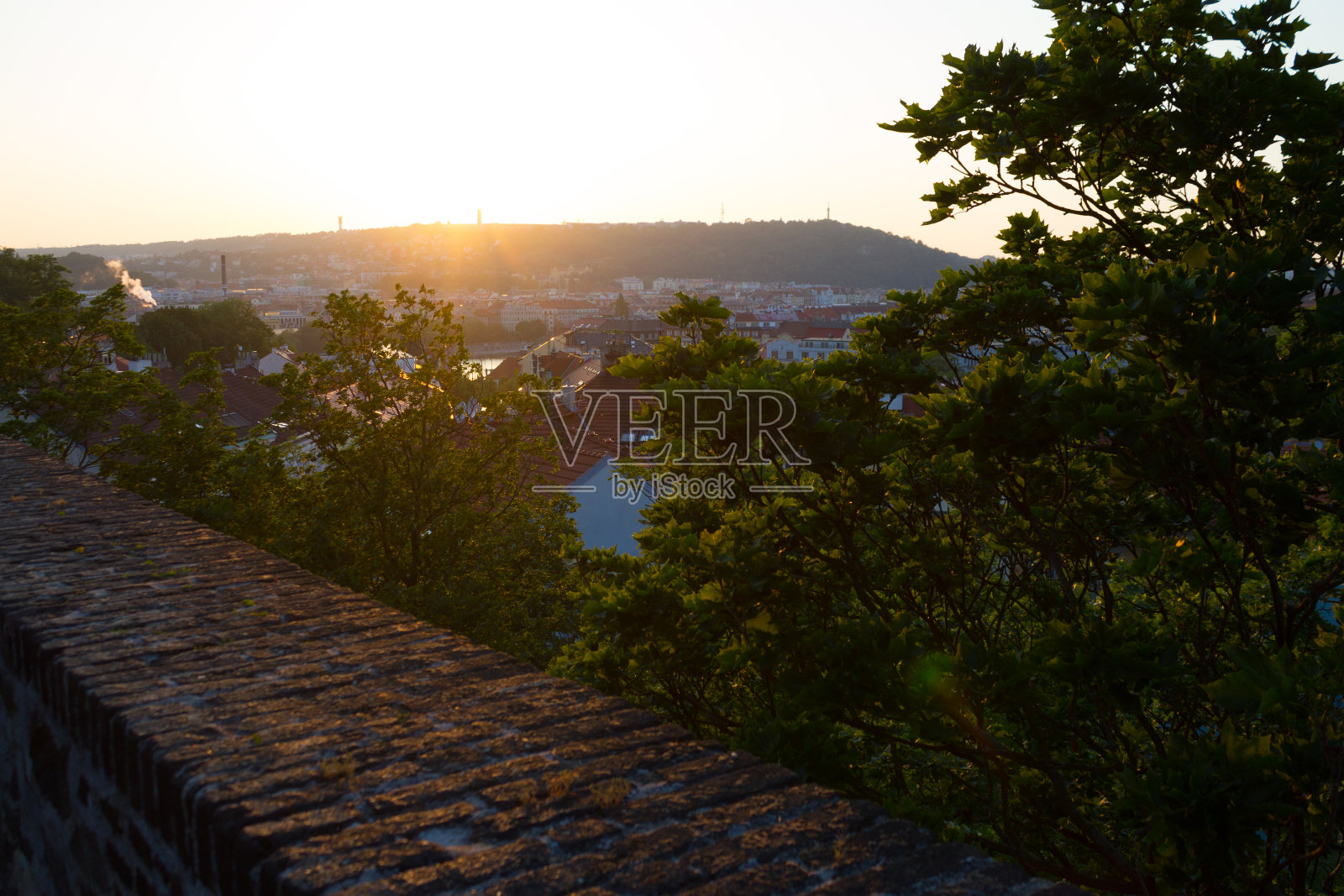 红色屋顶的建筑照片摄影图片