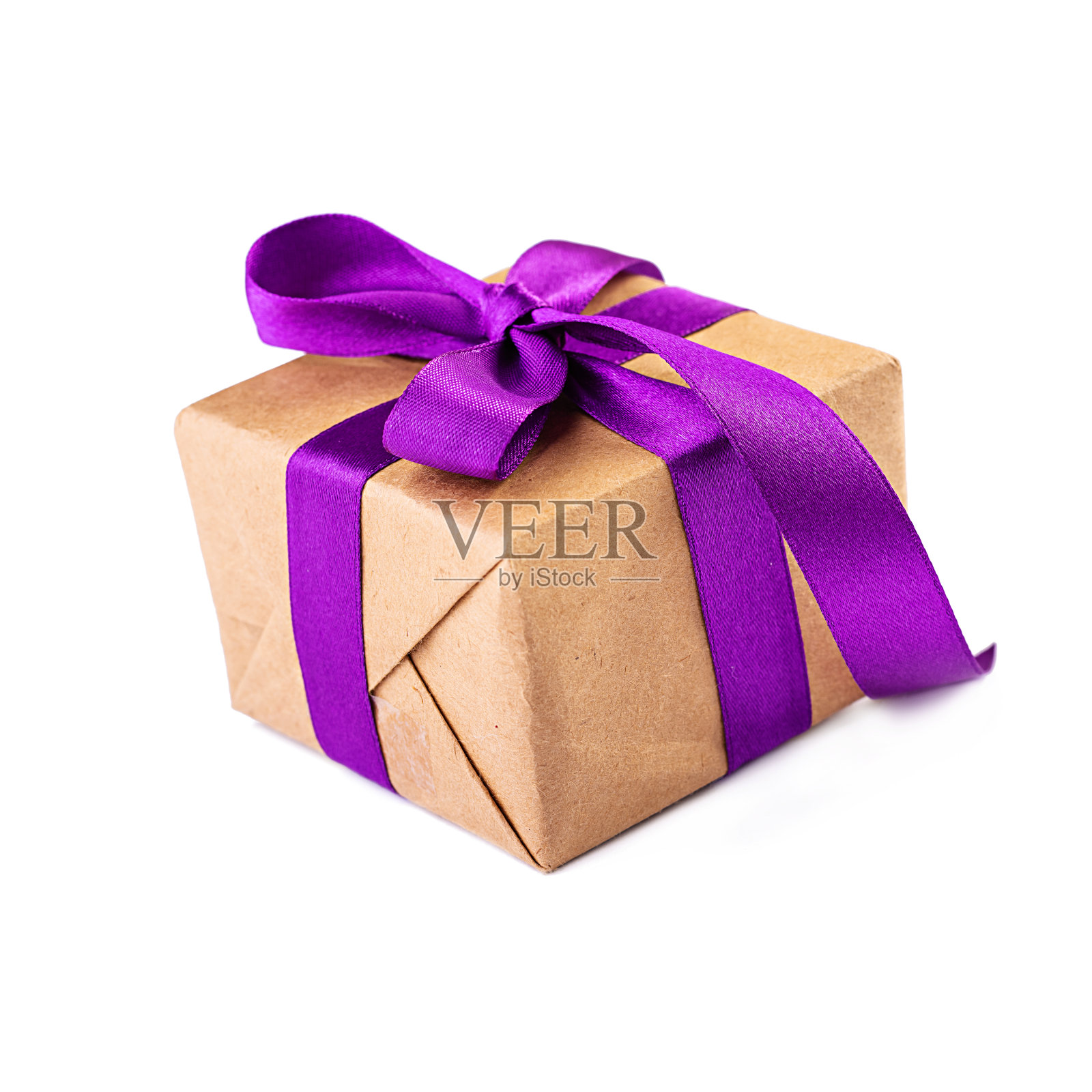礼盒与紫色丝带孤立的白色背景照片摄影图片