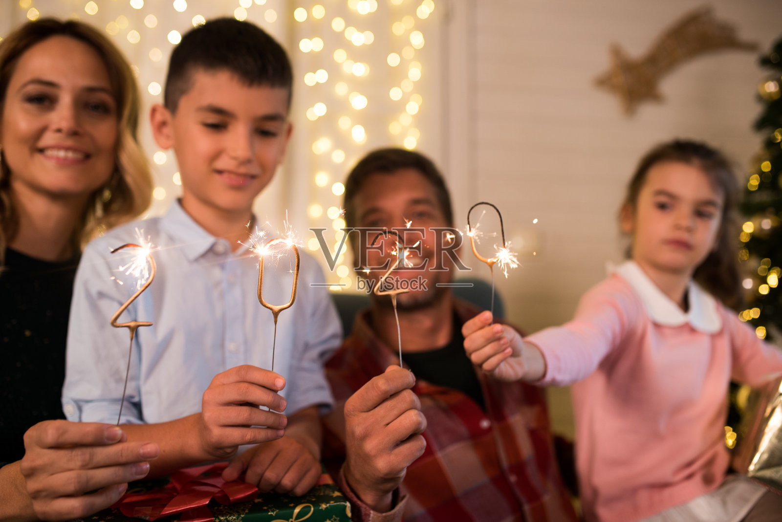 家庭的圣诞庆祝活动照片摄影图片