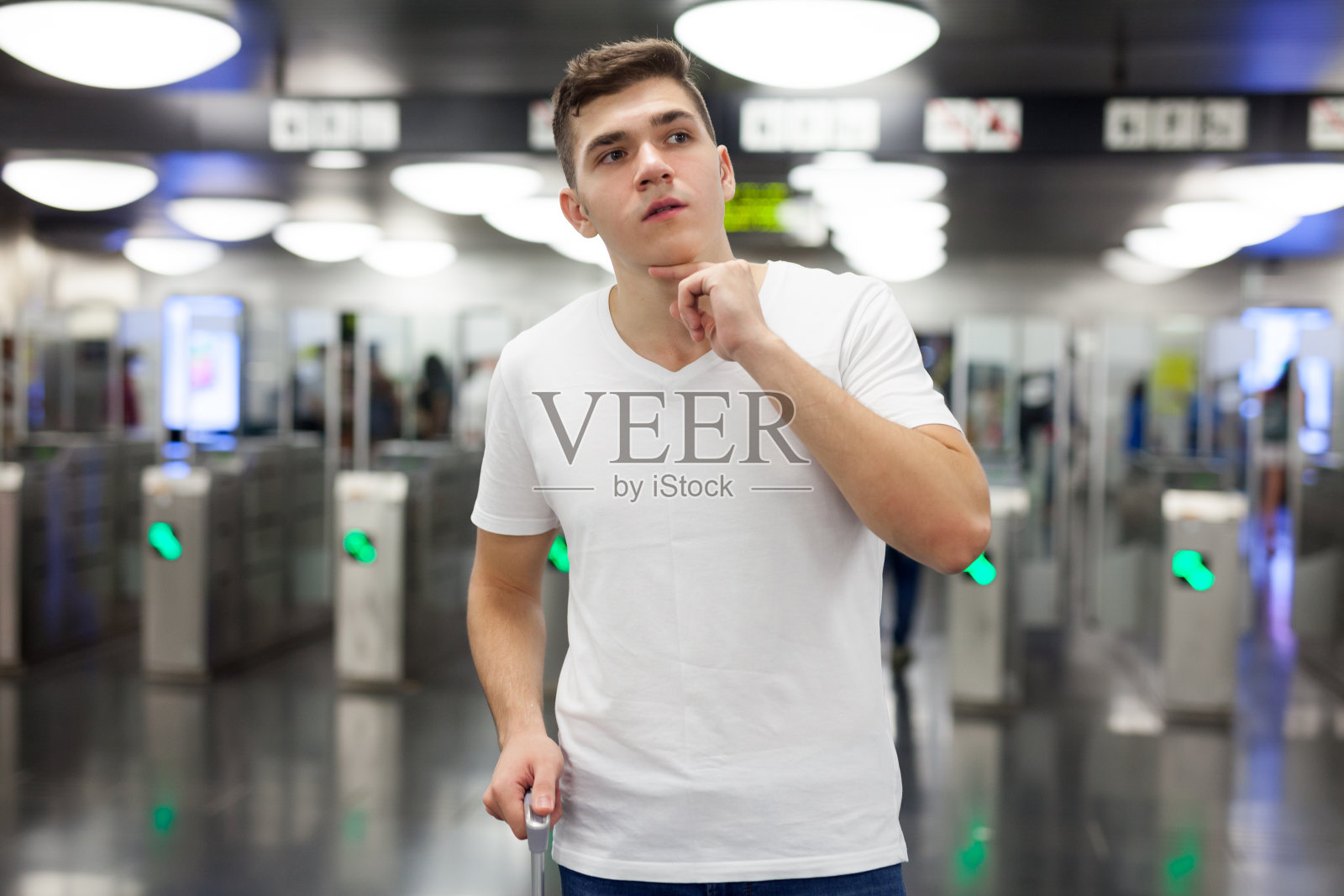 乘客在地铁上认路有困难照片摄影图片