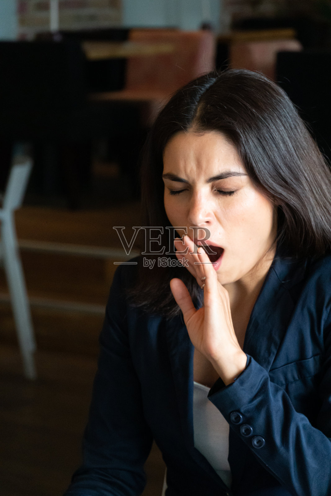 疲惫的年轻女商人照片摄影图片