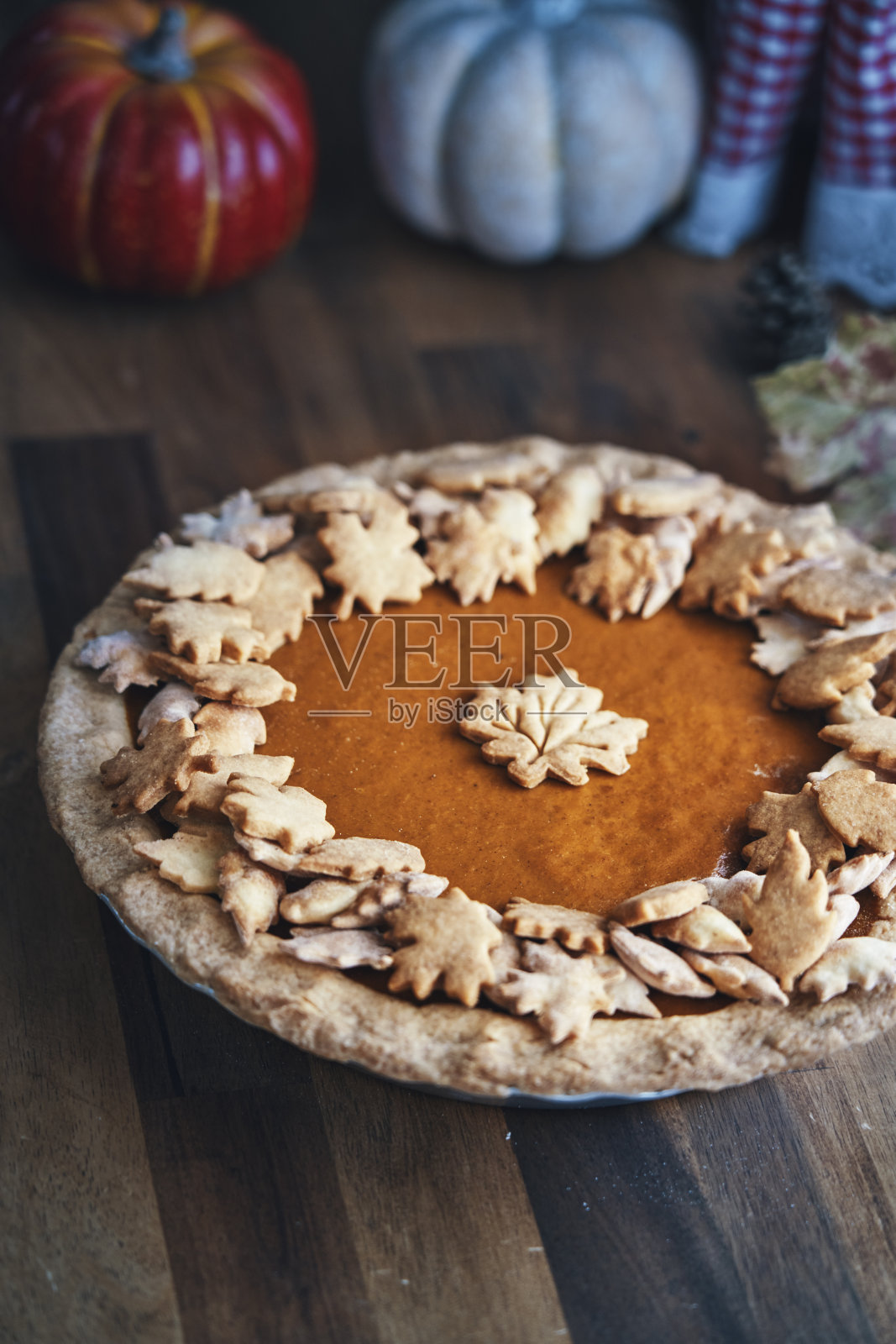 在家庭厨房里准备节日南瓜派照片摄影图片