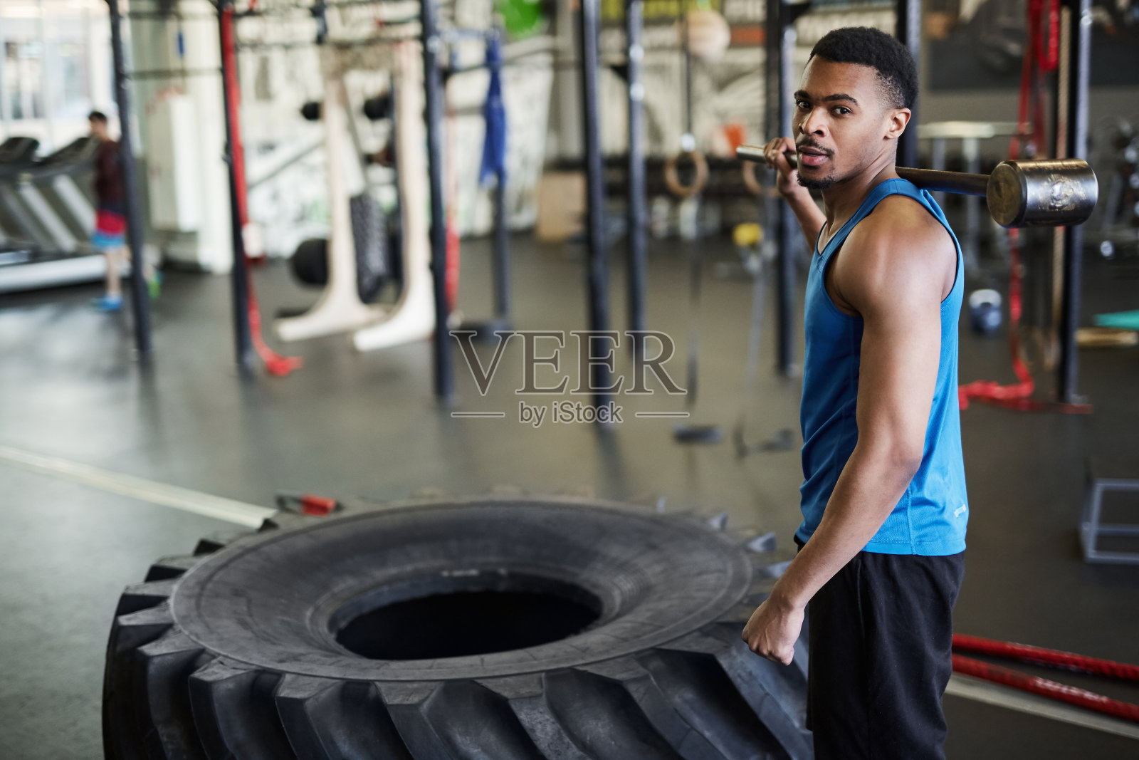 英俊的非洲运动员摆姿势在健身房照片摄影图片