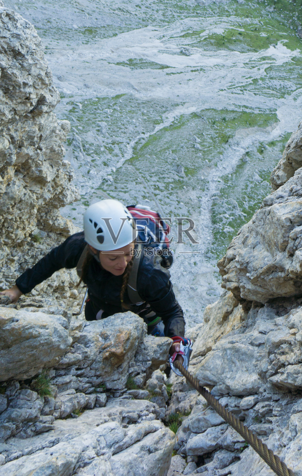 迷人的女性登山者在白云石上的Via Ferrata照片摄影图片