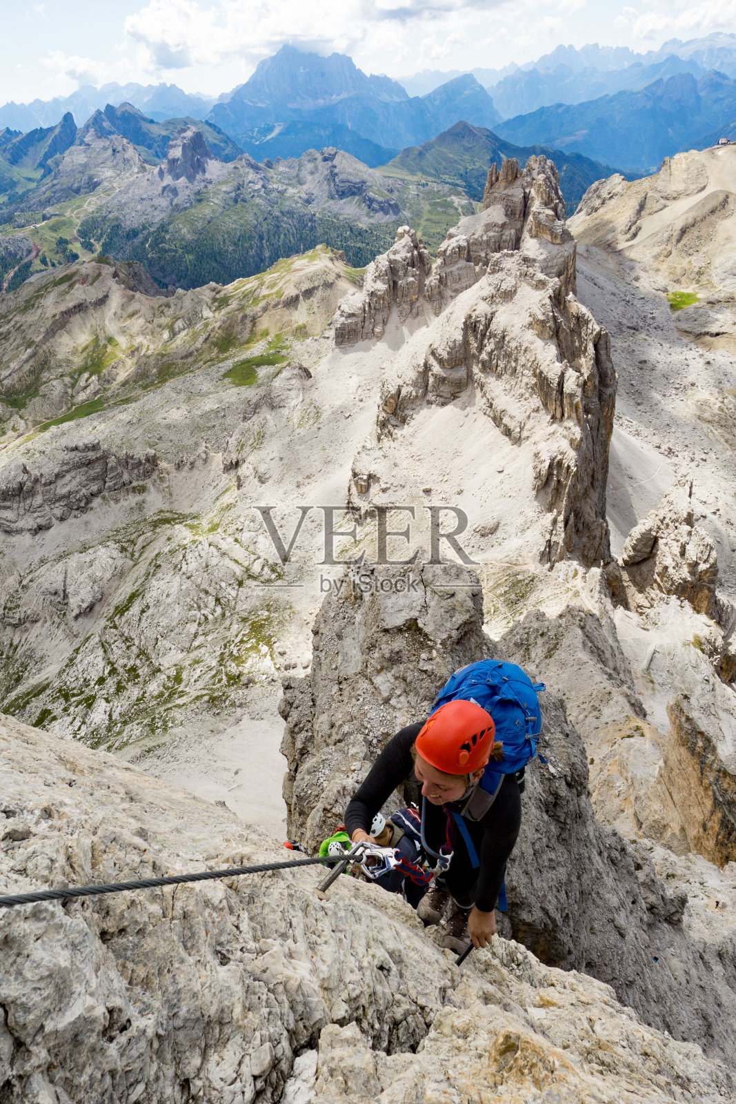 迷人的黑发女性攀登者在一个陡峭的Via Ferrata在意大利白云石照片摄影图片