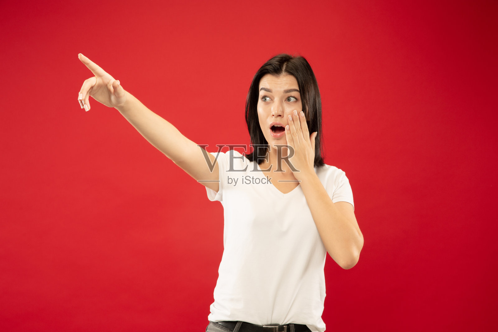 红色背景上的白种年轻女子的半长肖像照片摄影图片