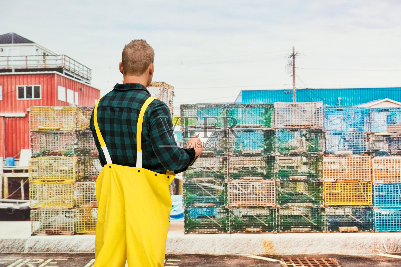 腰部以上/一人/一人/后视图20-29岁的成年英俊的人白人男性/年轻男子站着戴手套/纽扣衬衫/衬衫/围兜工作服谁是抓和拿篮子/使用数字平板电脑照片摄影图片