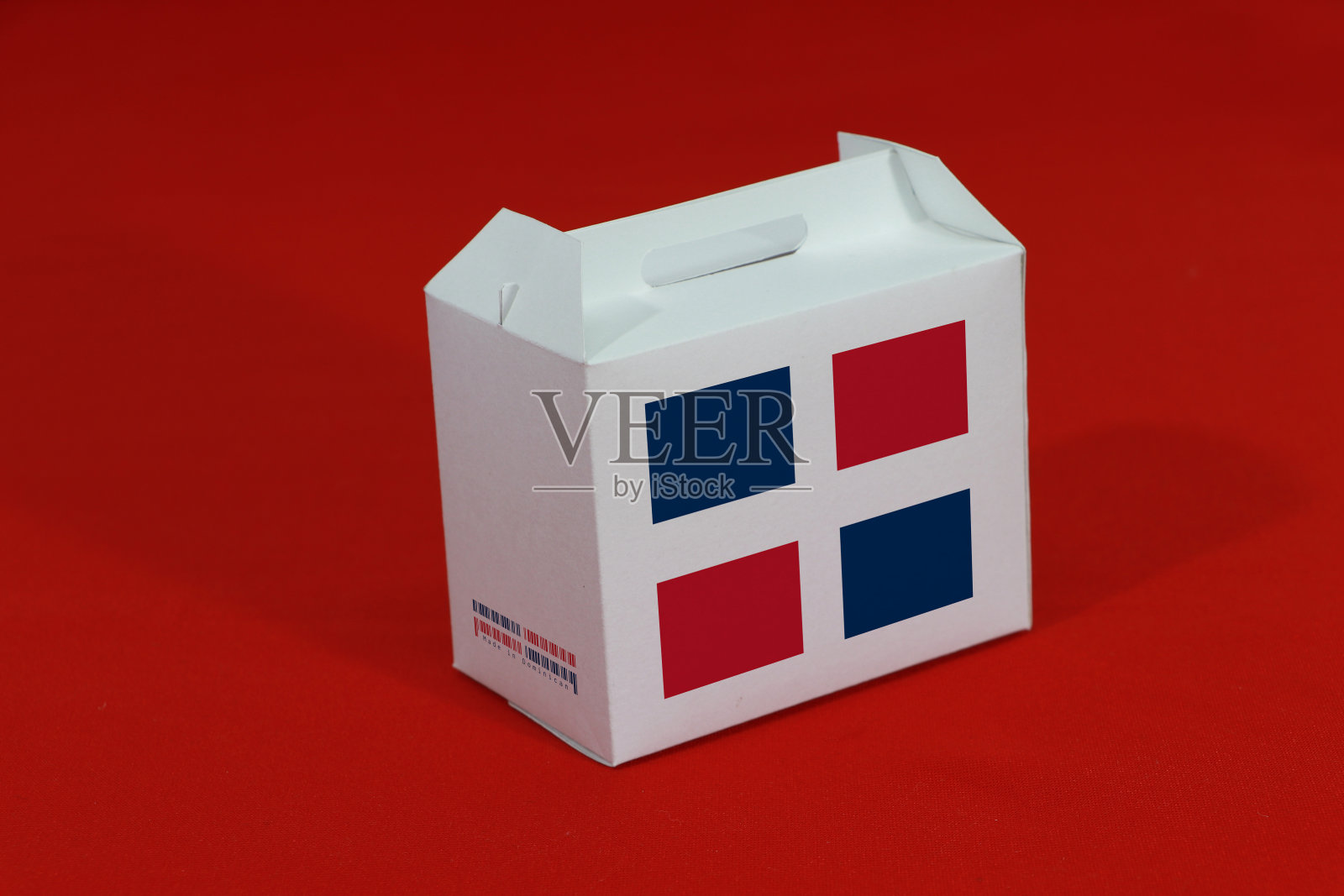 多米尼加国旗的白色方框，条形码和国旗的颜色在红色的背景。多米尼加出口贸易的概念。照片摄影图片