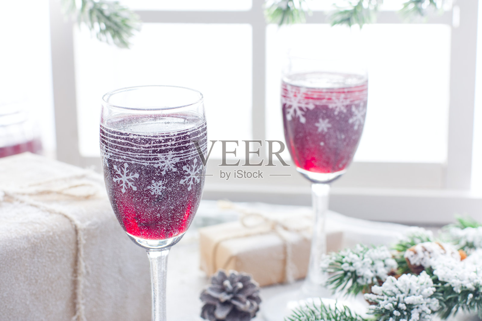 喜庆的樱桃酒放在圣诞雪桌上装饰，横放照片摄影图片