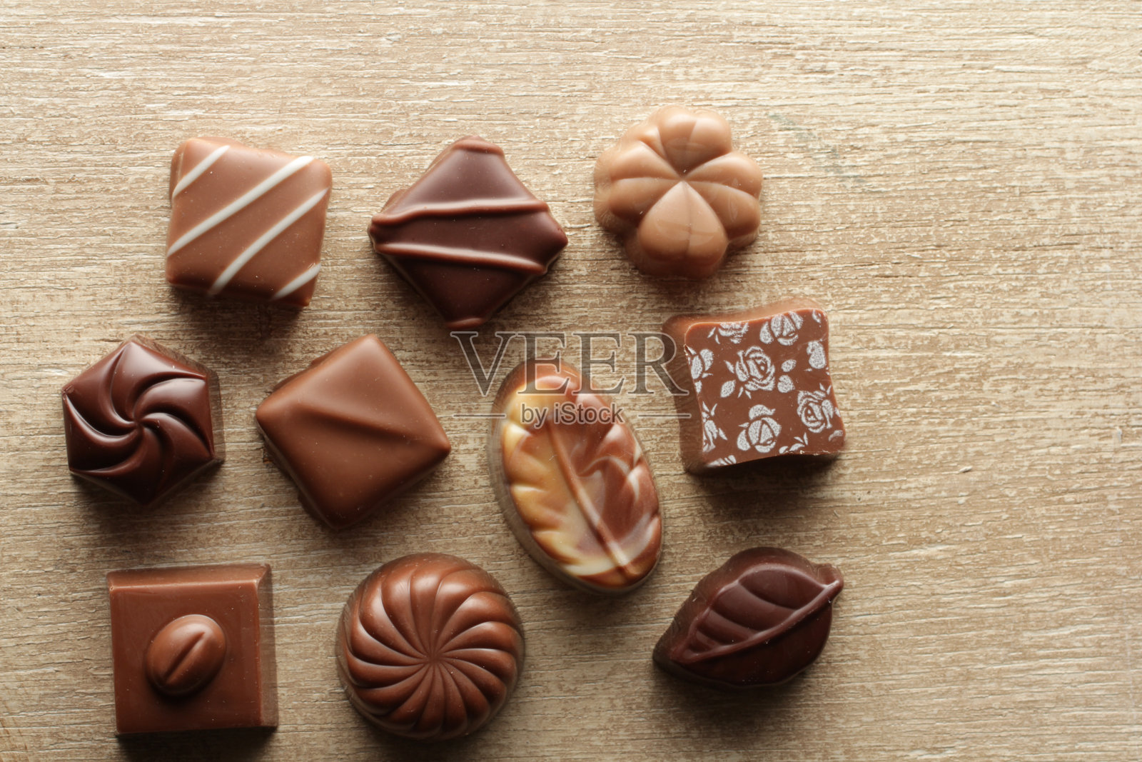 放置在各种背景上的巧克力的图像照片摄影图片