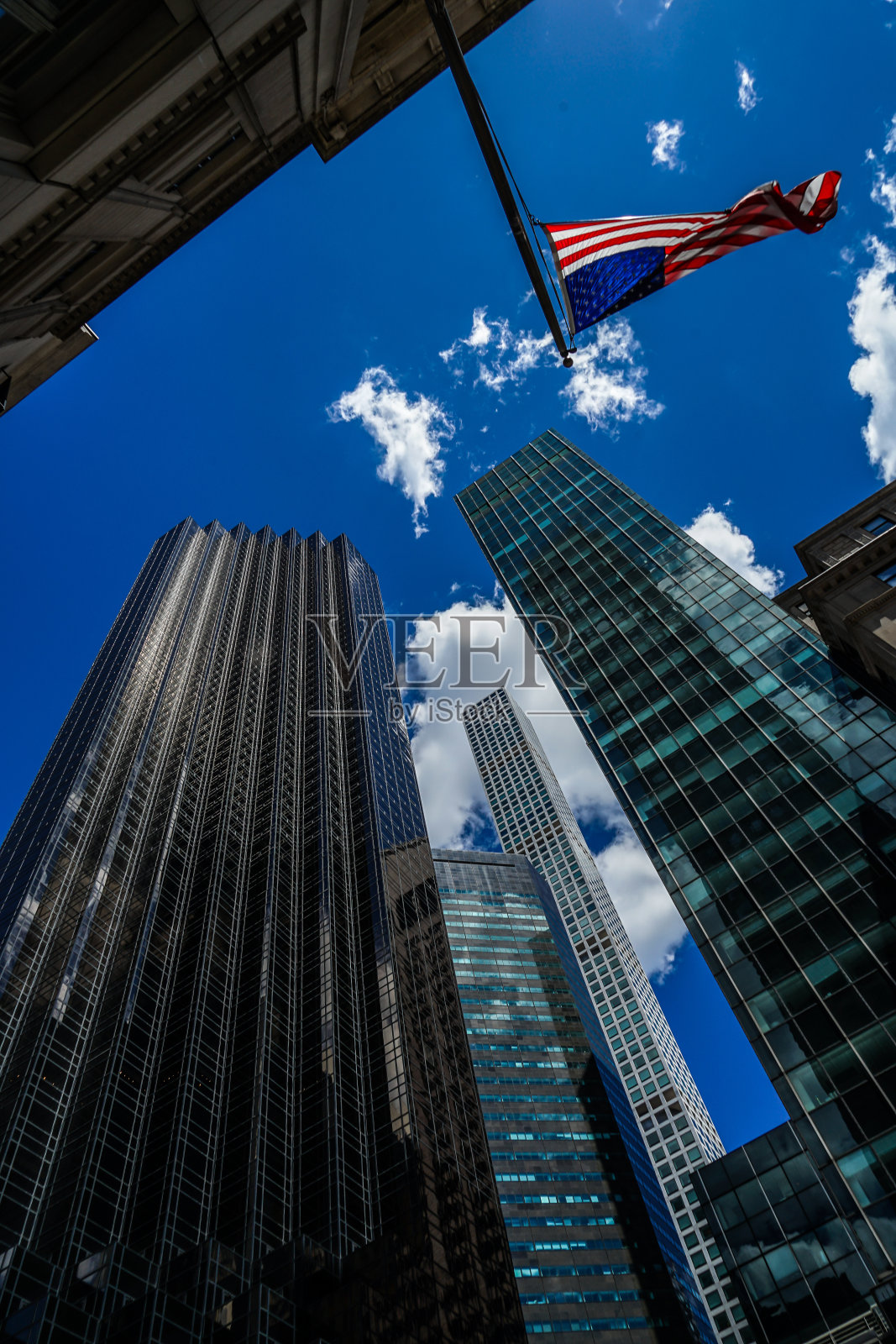 特朗普大厦和星条旗照片摄影图片