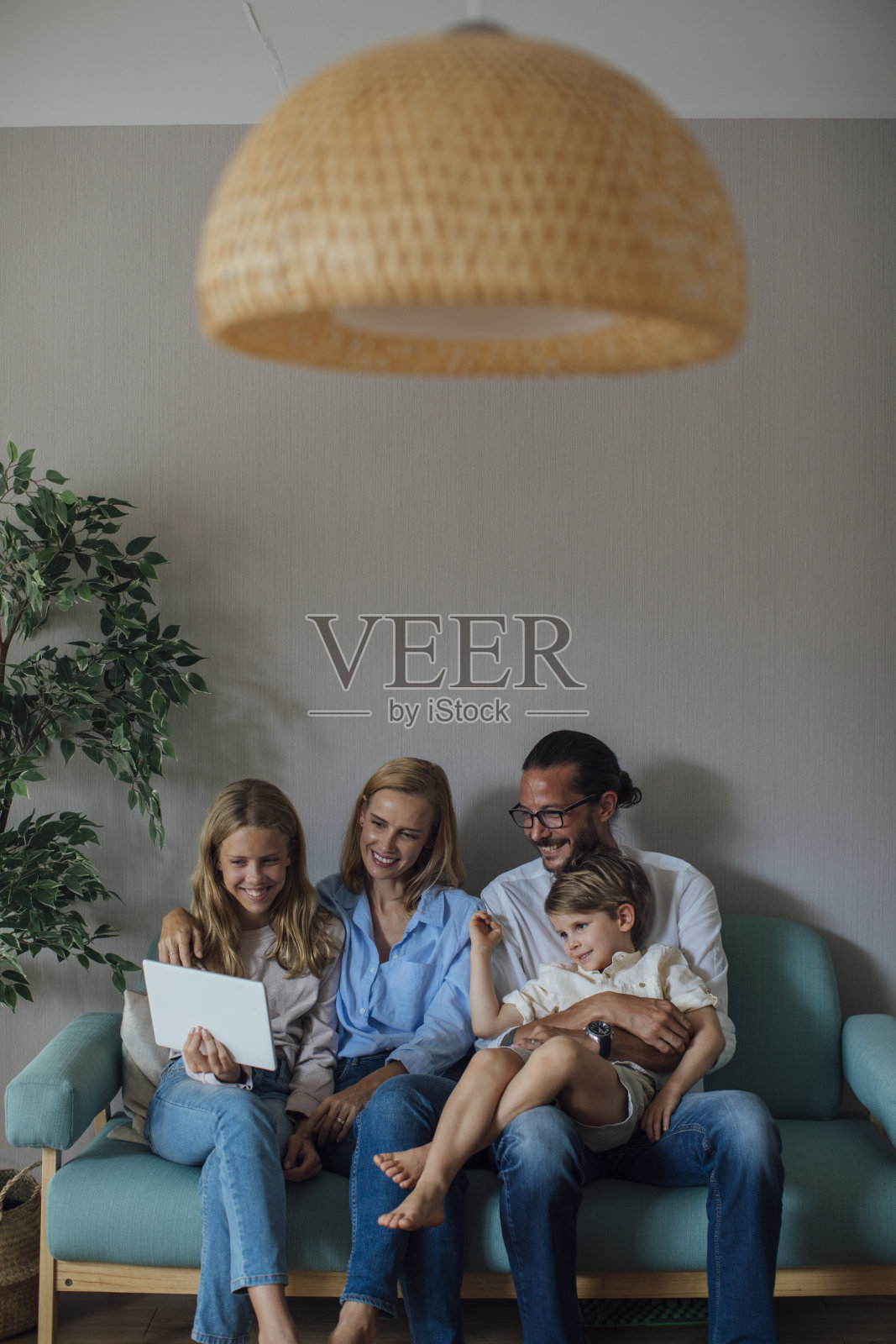 幸福的家庭时光在家里照片摄影图片