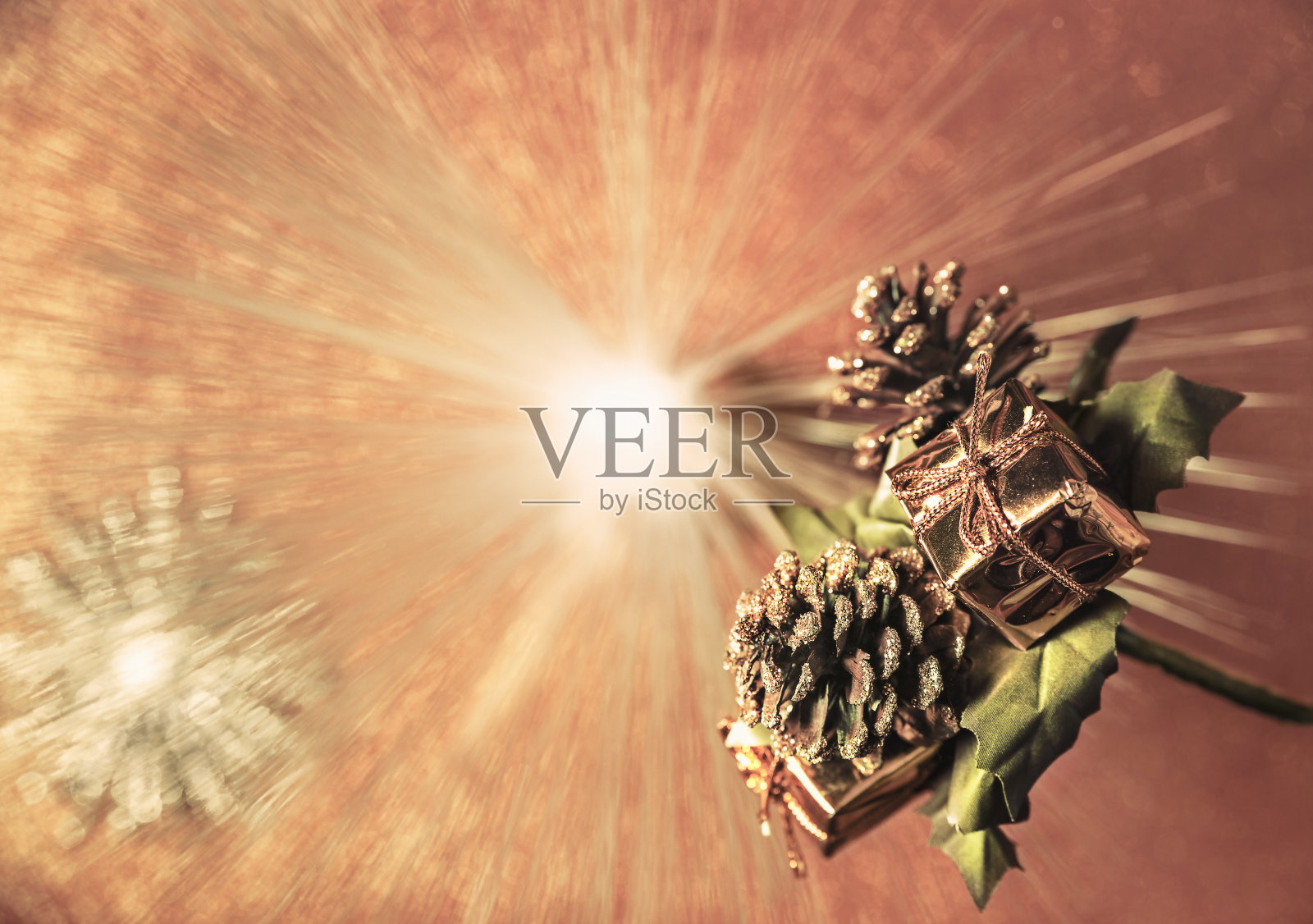 圣诞花束在一个金色的抽象背景与闪烁和模糊的星星照片摄影图片