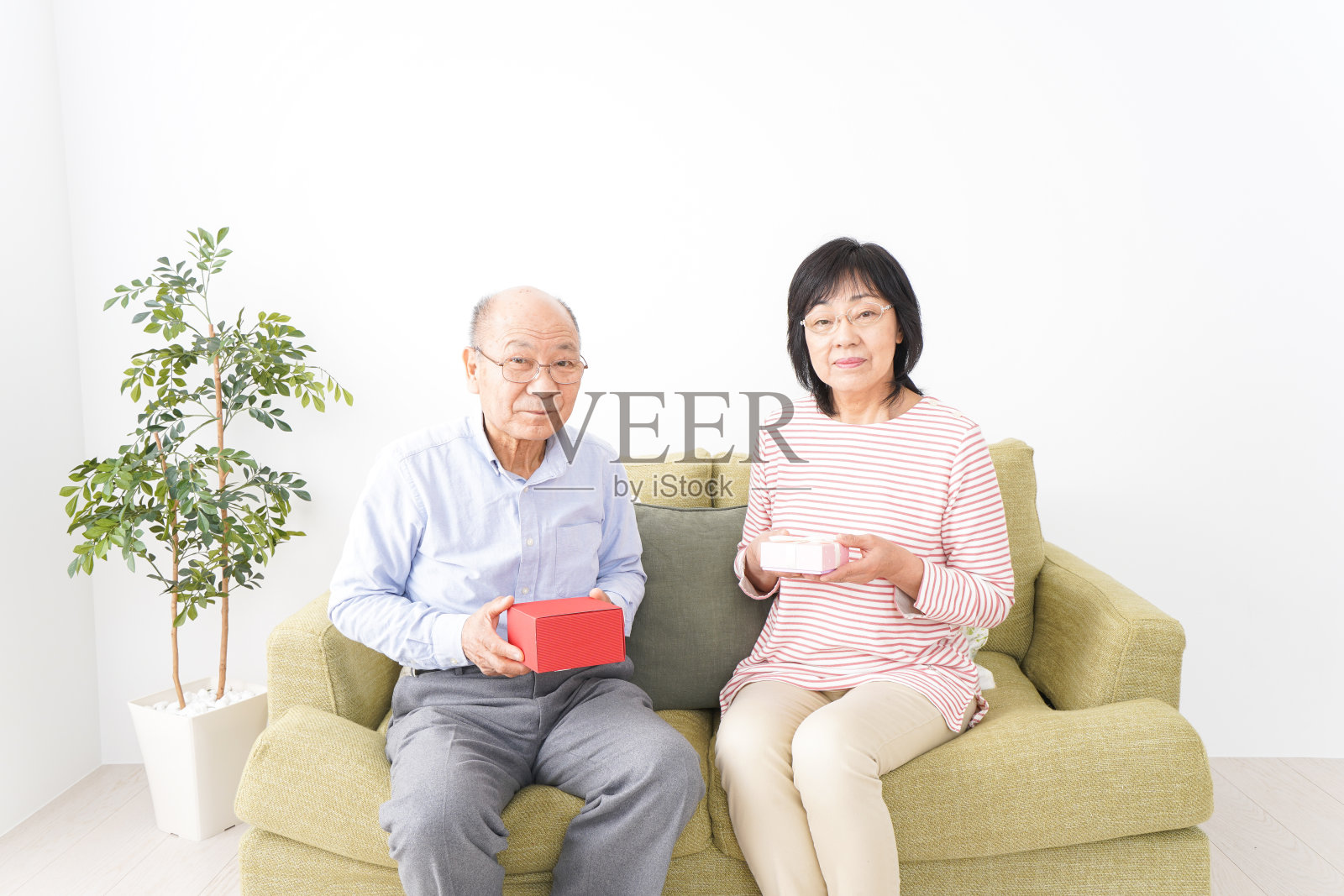 老年夫妇赠送礼物照片摄影图片