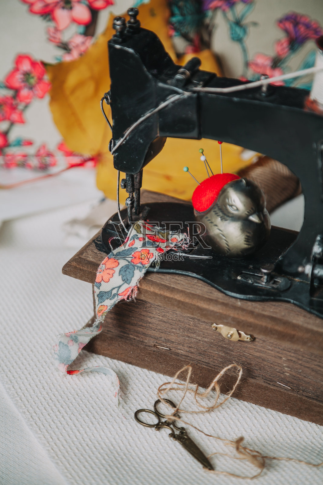 老式手工缝纫机特写照片摄影图片