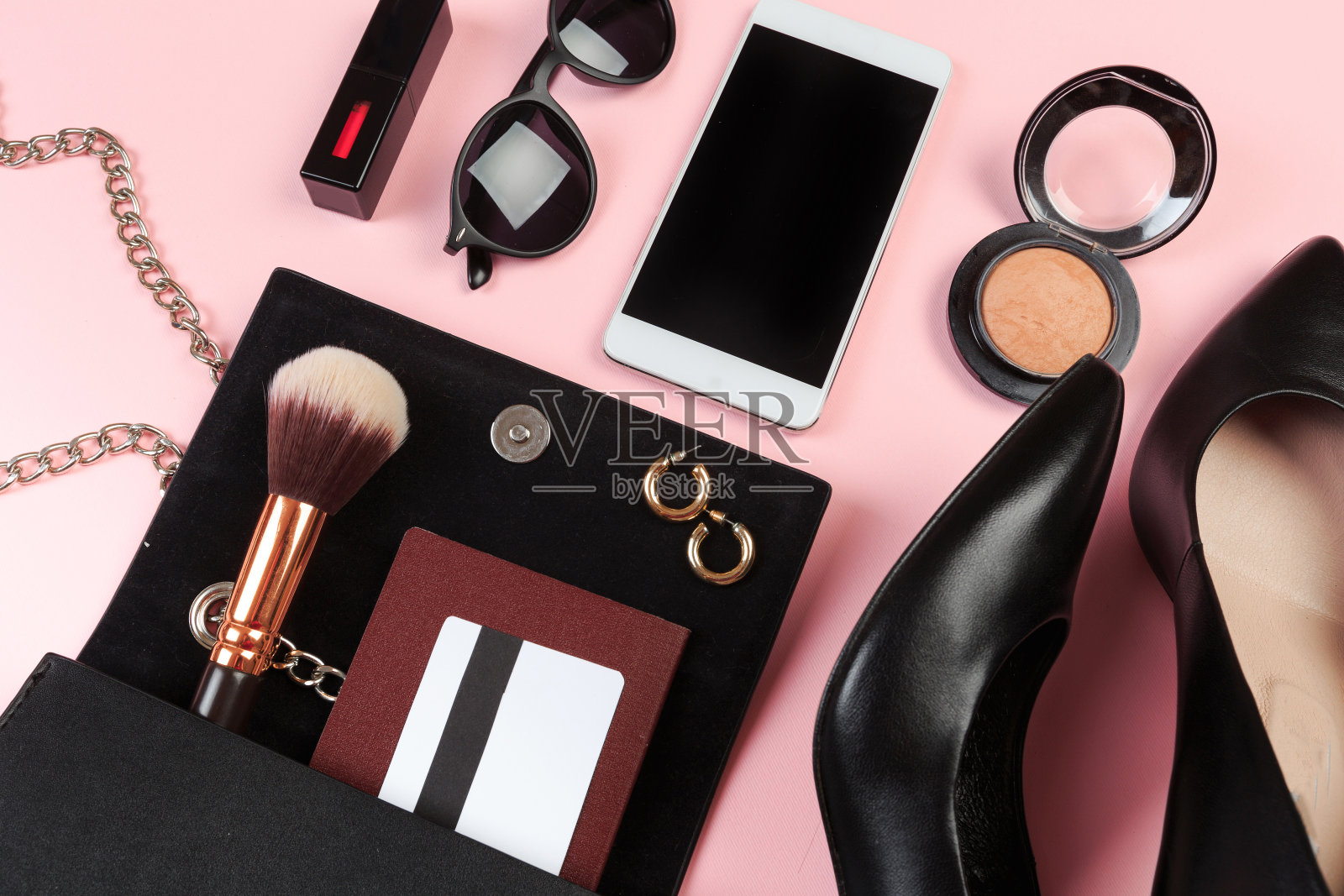 Top view of Women bag and lady stuff with copyspace on粉色背景照片摄影图片