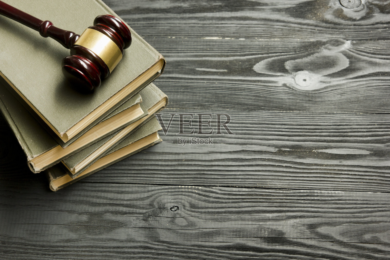 法律概念-在法庭或执法办公室的桌子上用法官的木槌打开法律书。文本复制空间照片摄影图片