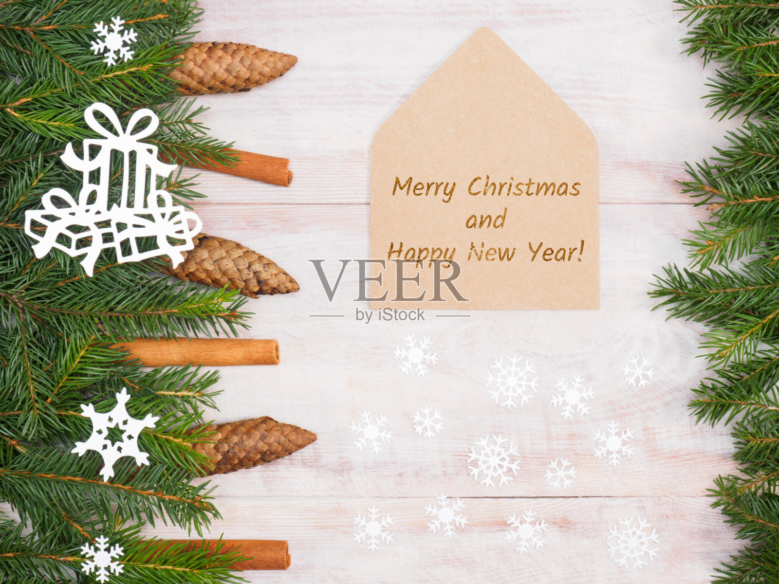 冷杉树枝与肉桂，球果，雪花，礼物。寒假的概念照片摄影图片