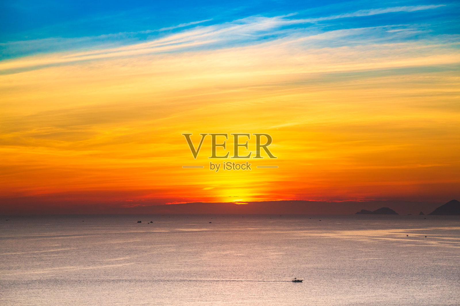 越南芽庄，南海上空的日出照片摄影图片