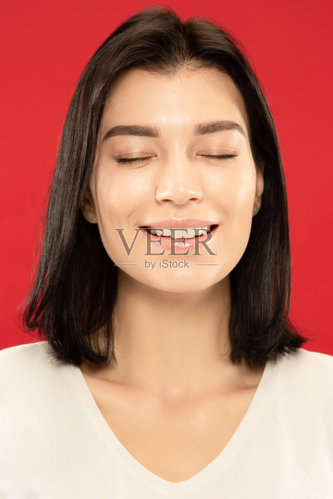 红色背景上的白人年轻女子特写肖像照片摄影图片