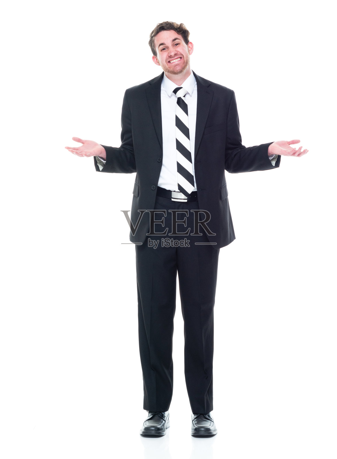 全身/一人/看镜头/正面20-29岁的成年英俊的人高加索年轻男子/男性商人/商人/经理站在白色背景穿西装照片摄影图片