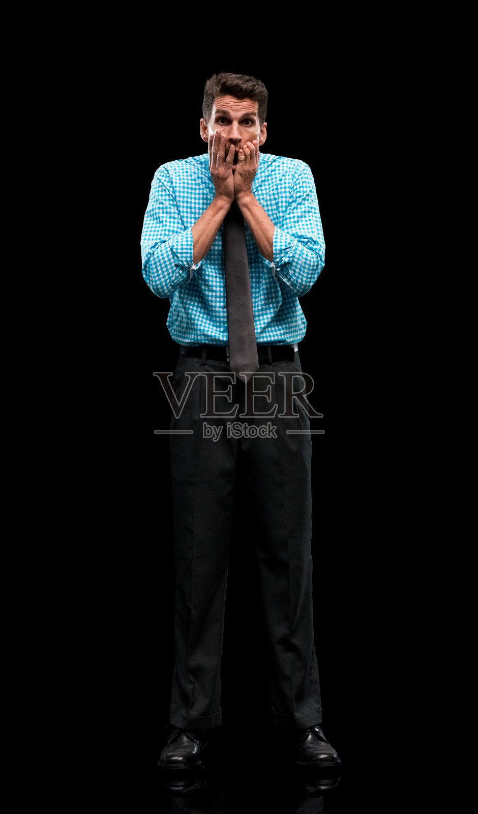 穿着黑色西装的年轻白人男商人照片摄影图片