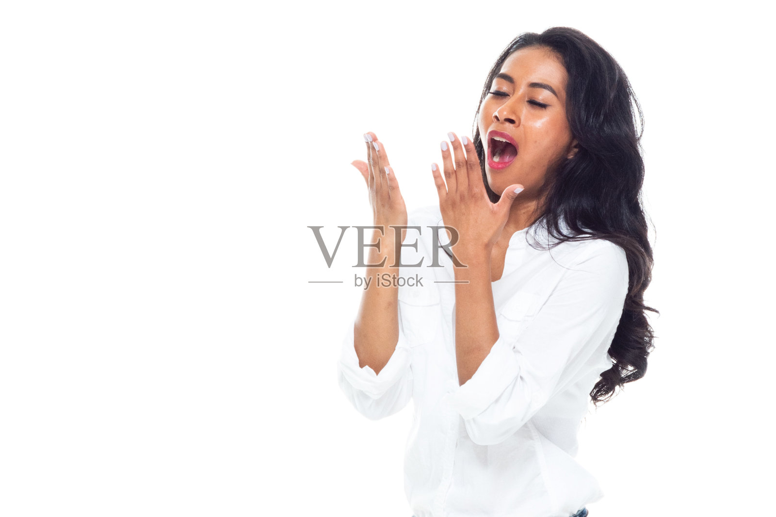 一个人/正面视图/腰部以上20-29岁的成年人美丽的黑发/长发拉丁美洲和西班牙裔种族的女性/年轻女性站在白色背景下，穿着纽扣衬衫/衬衫/短裤照片摄影图片