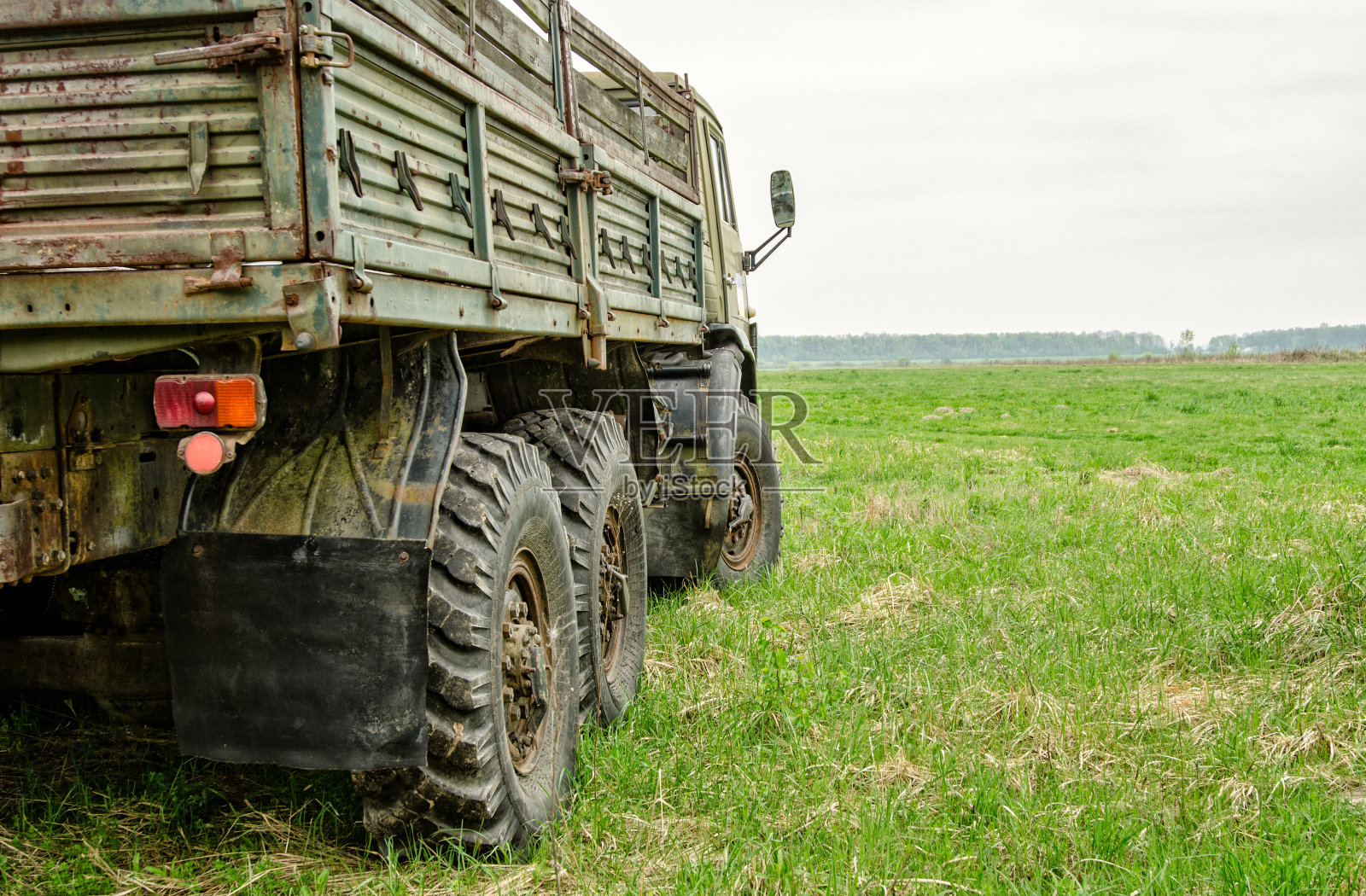 军用卡车的右侧后方照片摄影图片