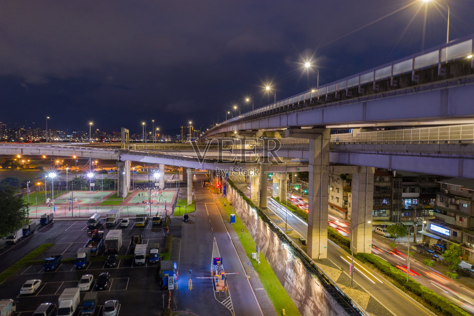 鸟瞰图台北城市景观与河流和高速公路，台湾照片摄影图片