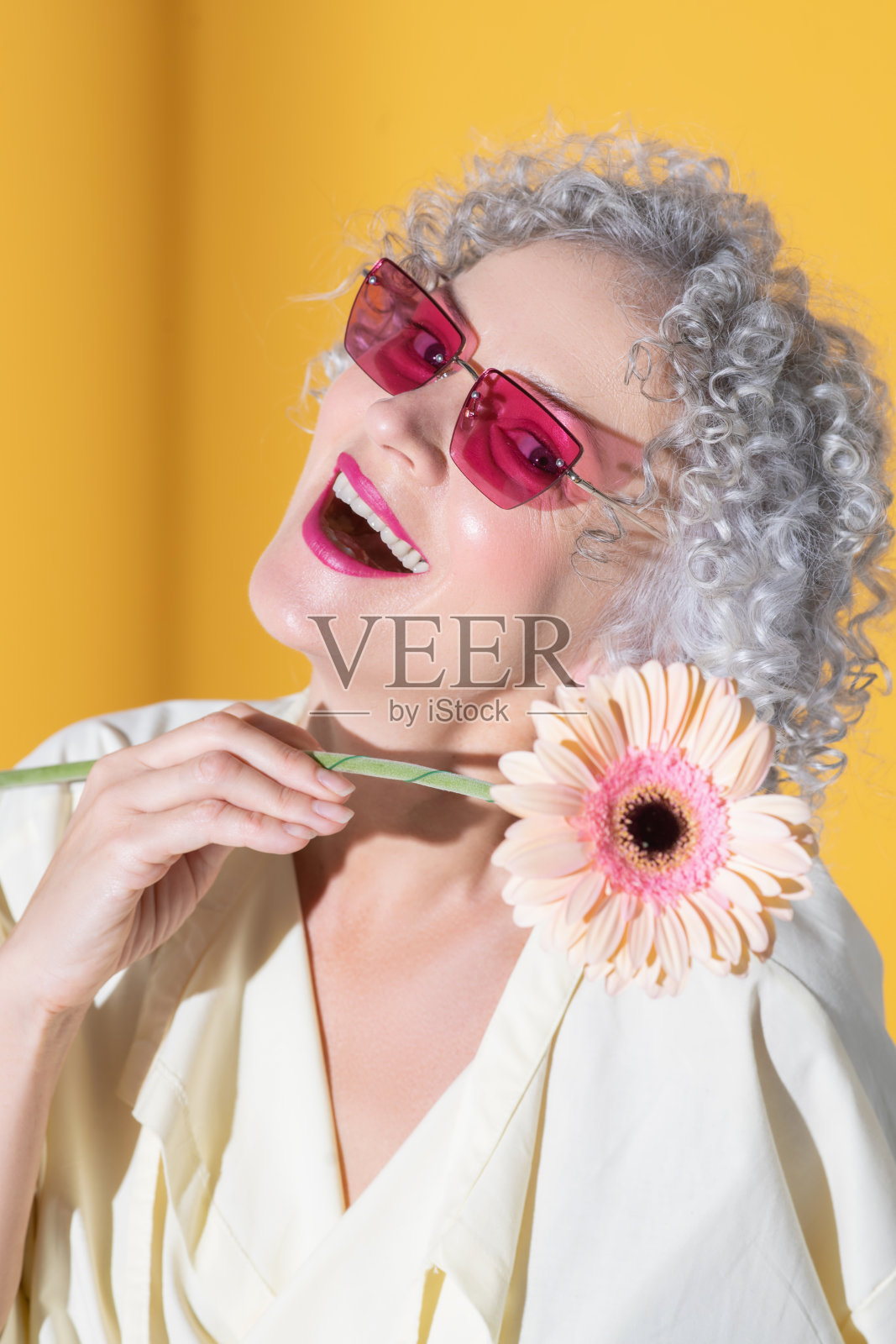 女人收到漂亮的小花后感到很高兴照片摄影图片