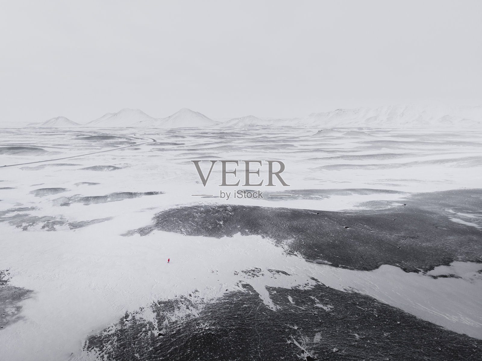 一个孤独的探险家在北极荒野照片摄影图片