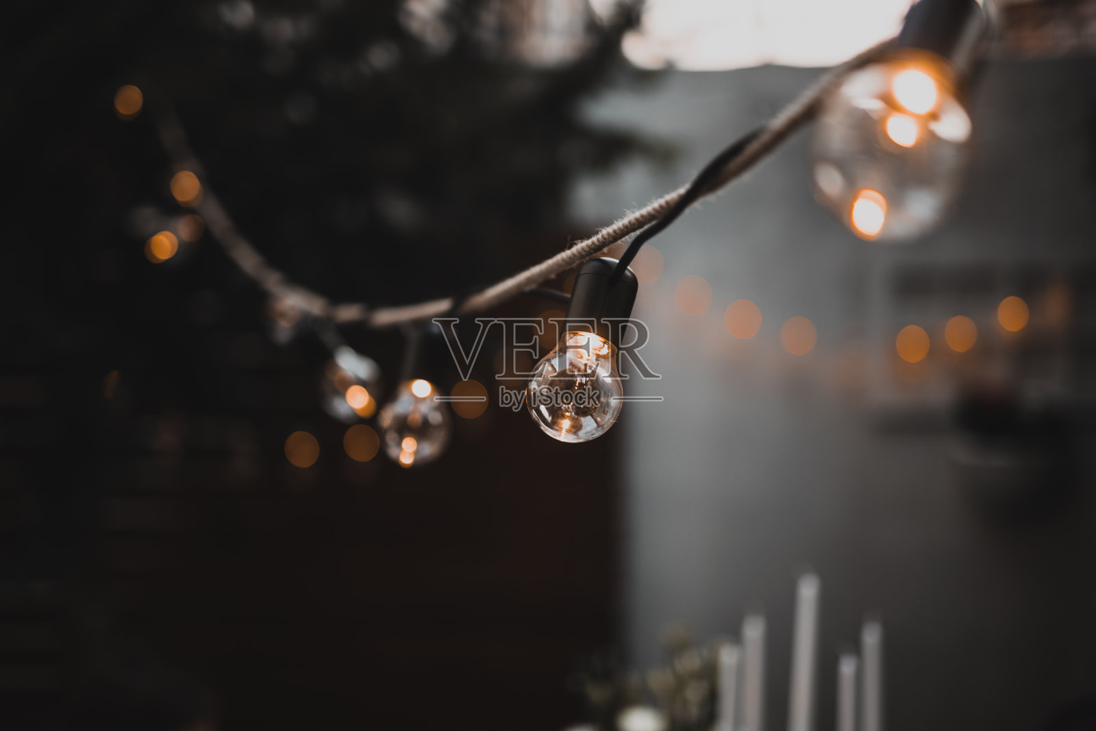 室外的串灯挂在后院的一根线上照片摄影图片