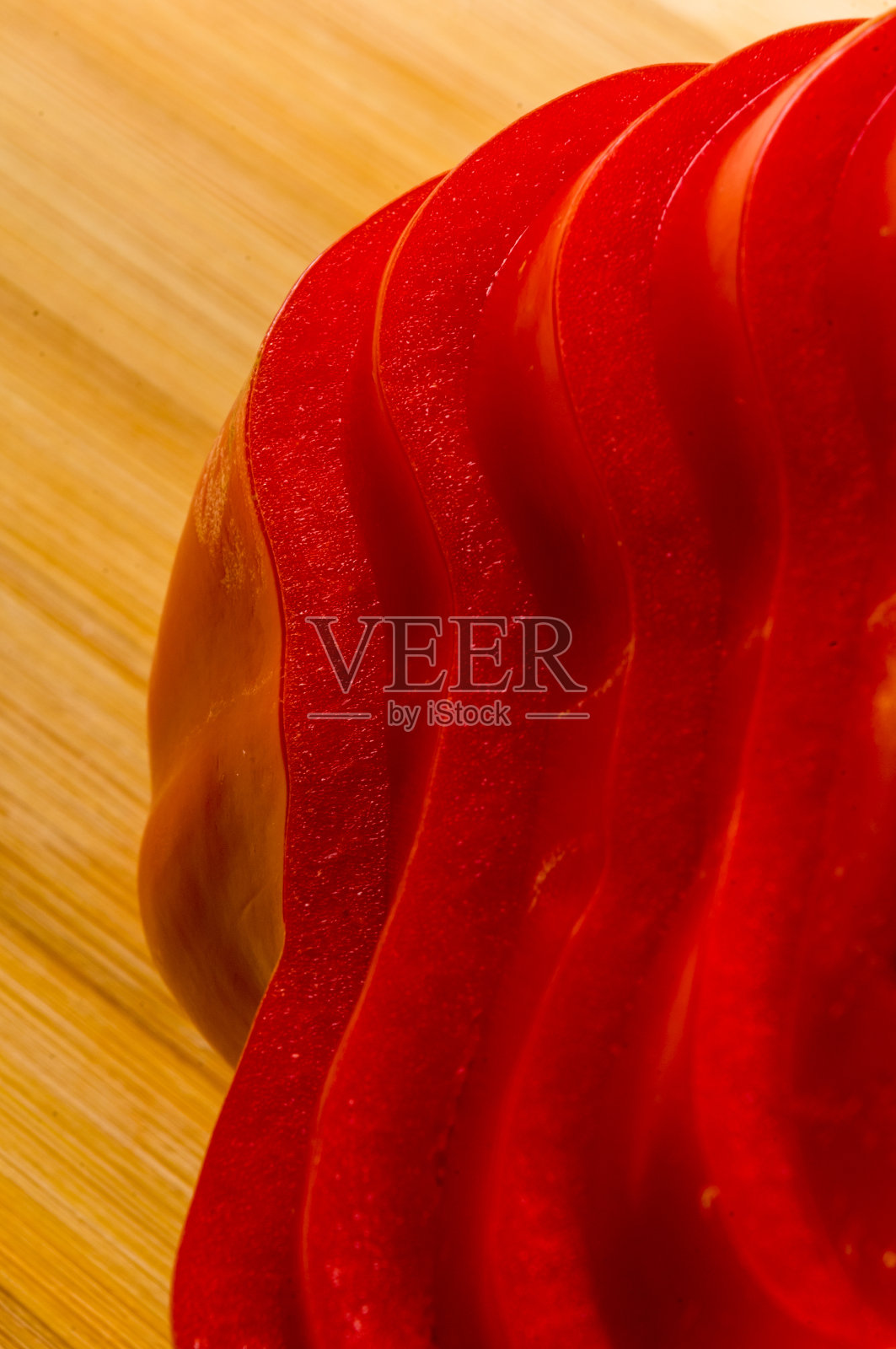 竹菜板上堆叠的红色甜椒片照片摄影图片