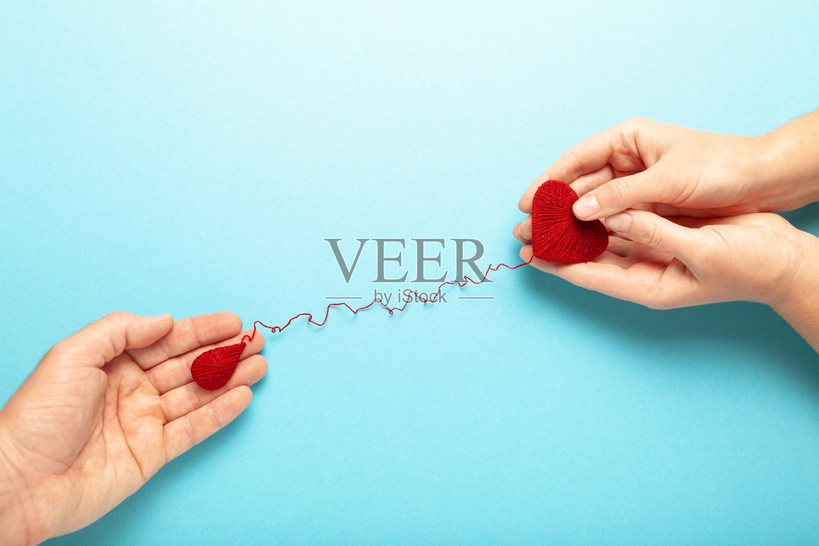 献血者。手带红心而落。医疗捐赠和输血照片摄影图片