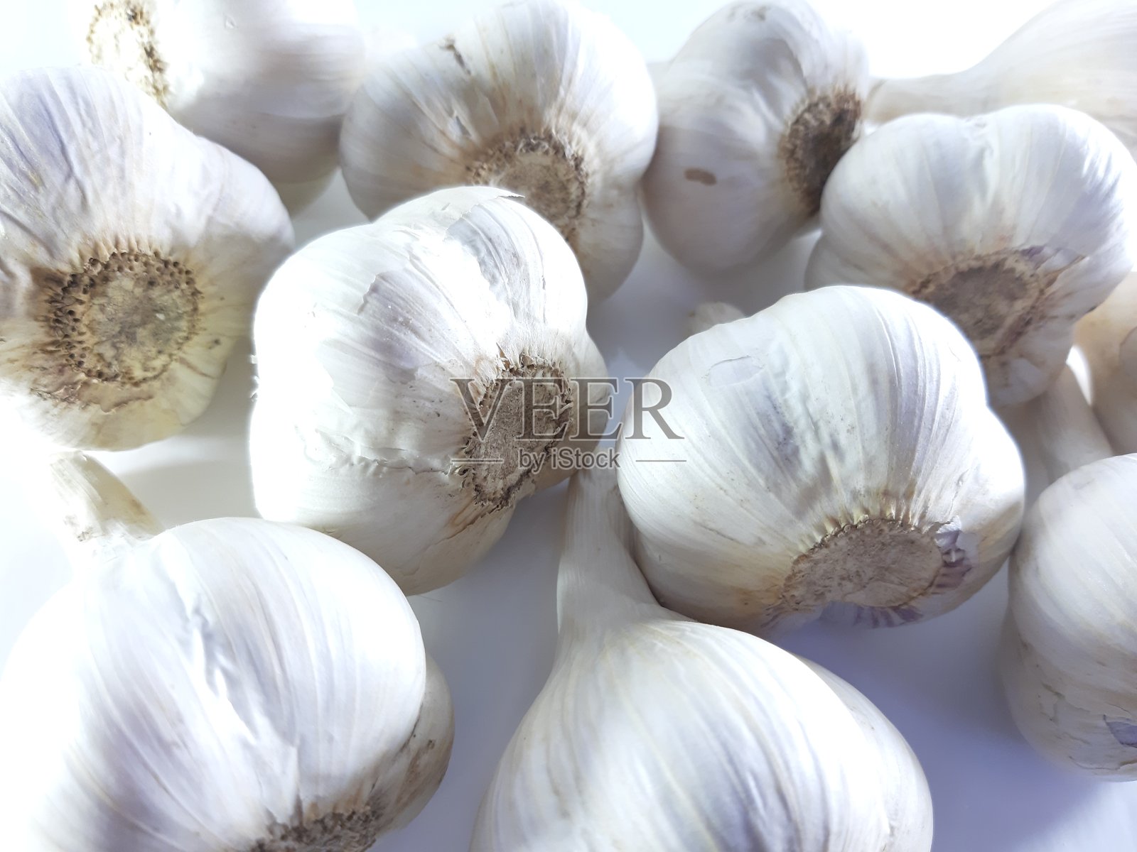 背景白色大蒜。健康有机食品。颜色纹理,照片照片摄影图片