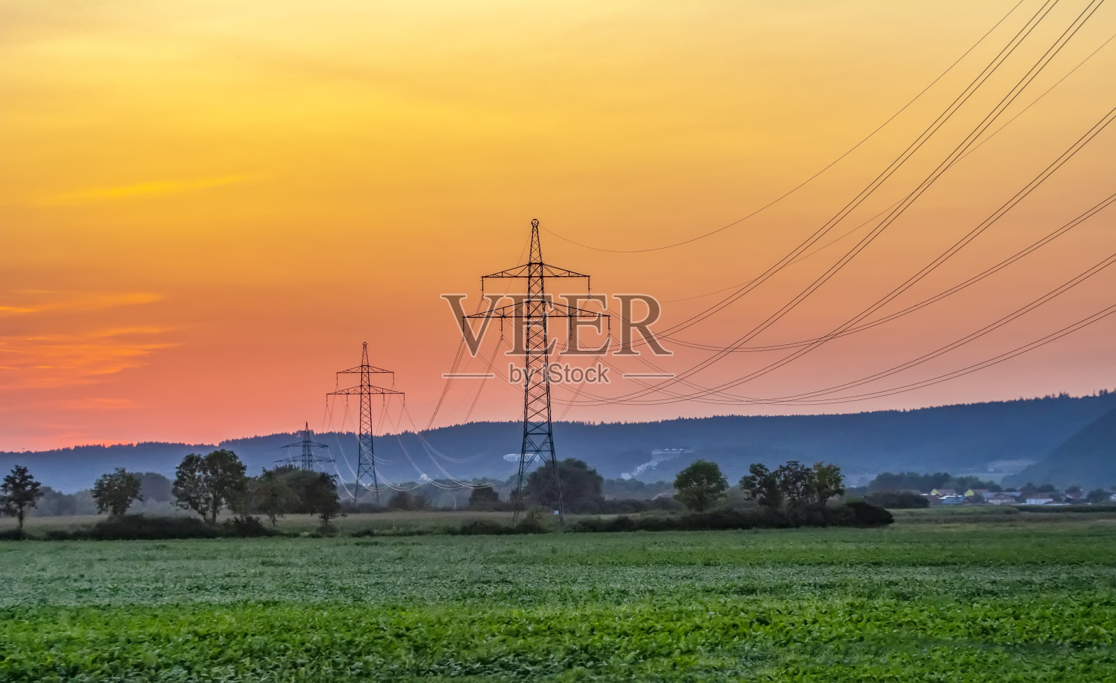 蓝天背景上的高压电缆塔和输电线路。照片摄影图片