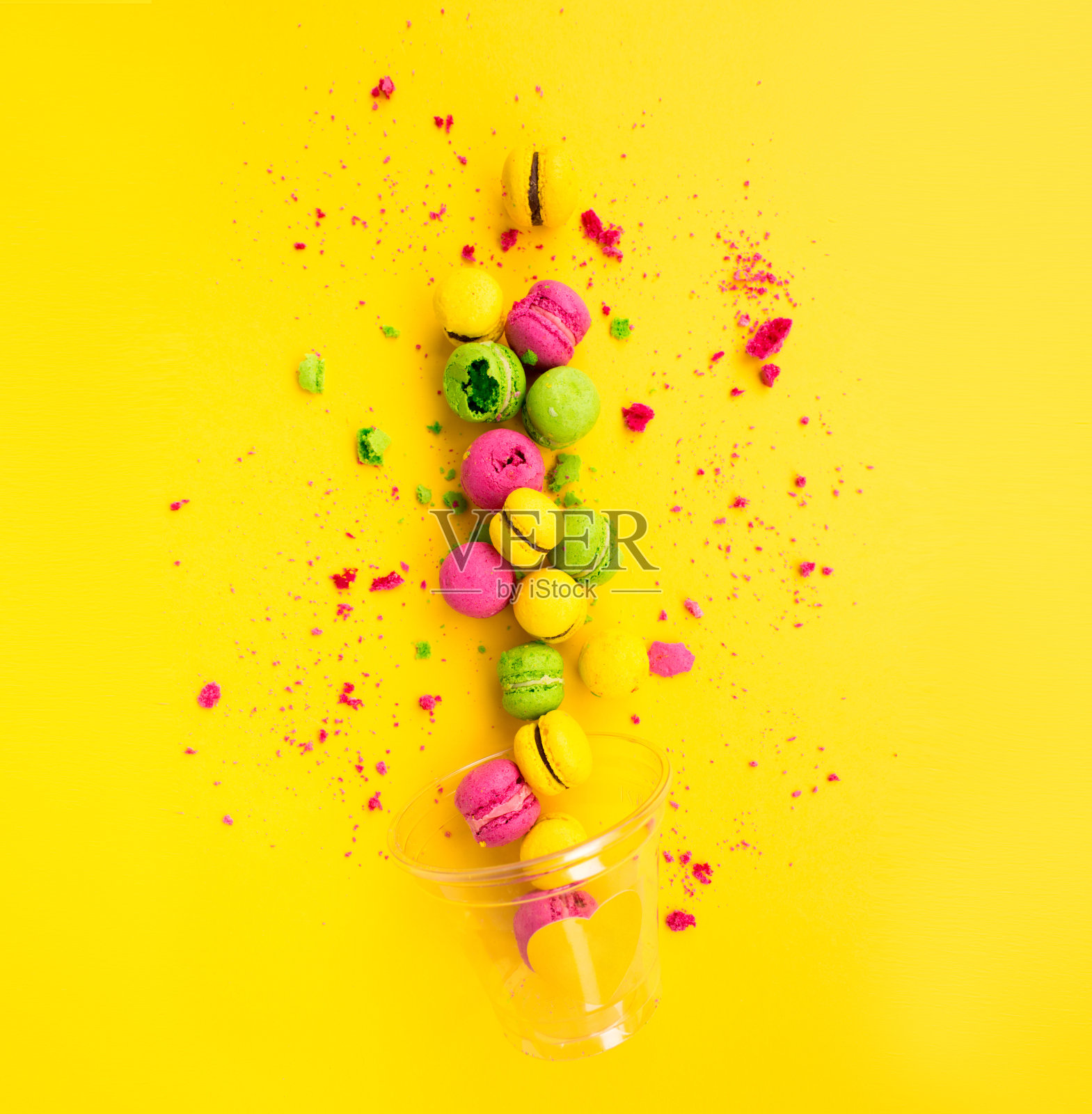 黄色背景上的杏仁饼干。反重力。不对称。艺术。极简主义。照片摄影图片