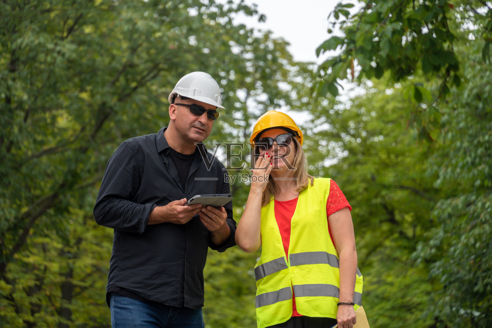 工程师在树林里工作照片摄影图片