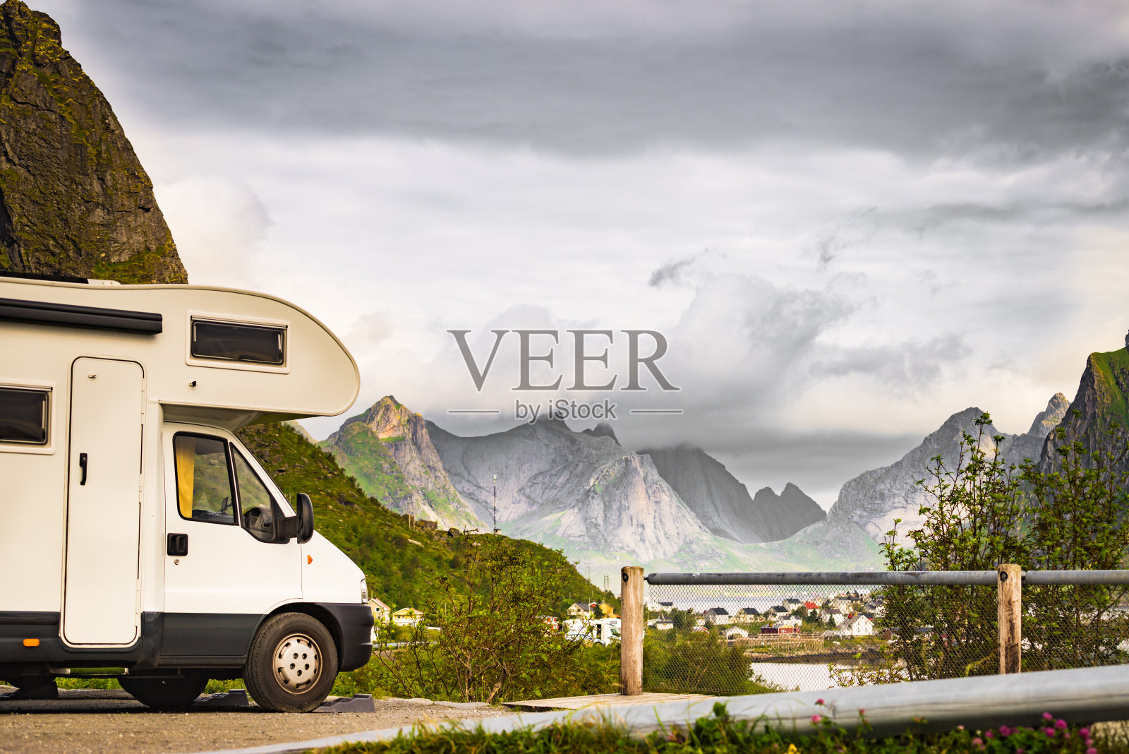 挪威罗浮敦峡湾的露营车照片摄影图片