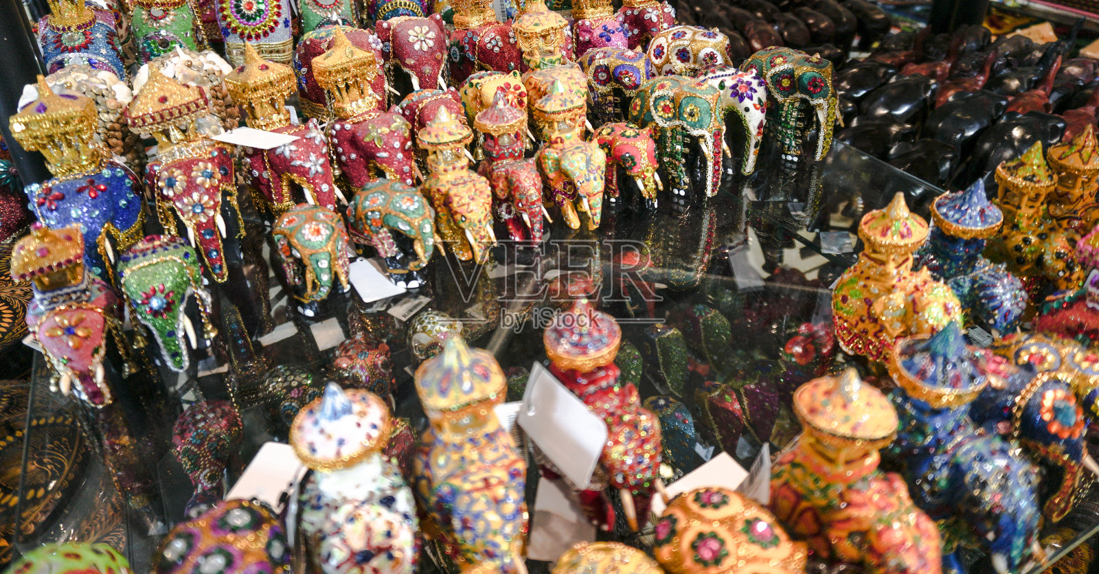 斯里兰卡市场货架上的纪念品。佛雕像出售照片摄影图片