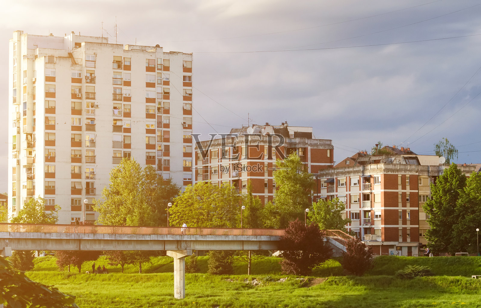 河边和桥边的古建筑照片摄影图片