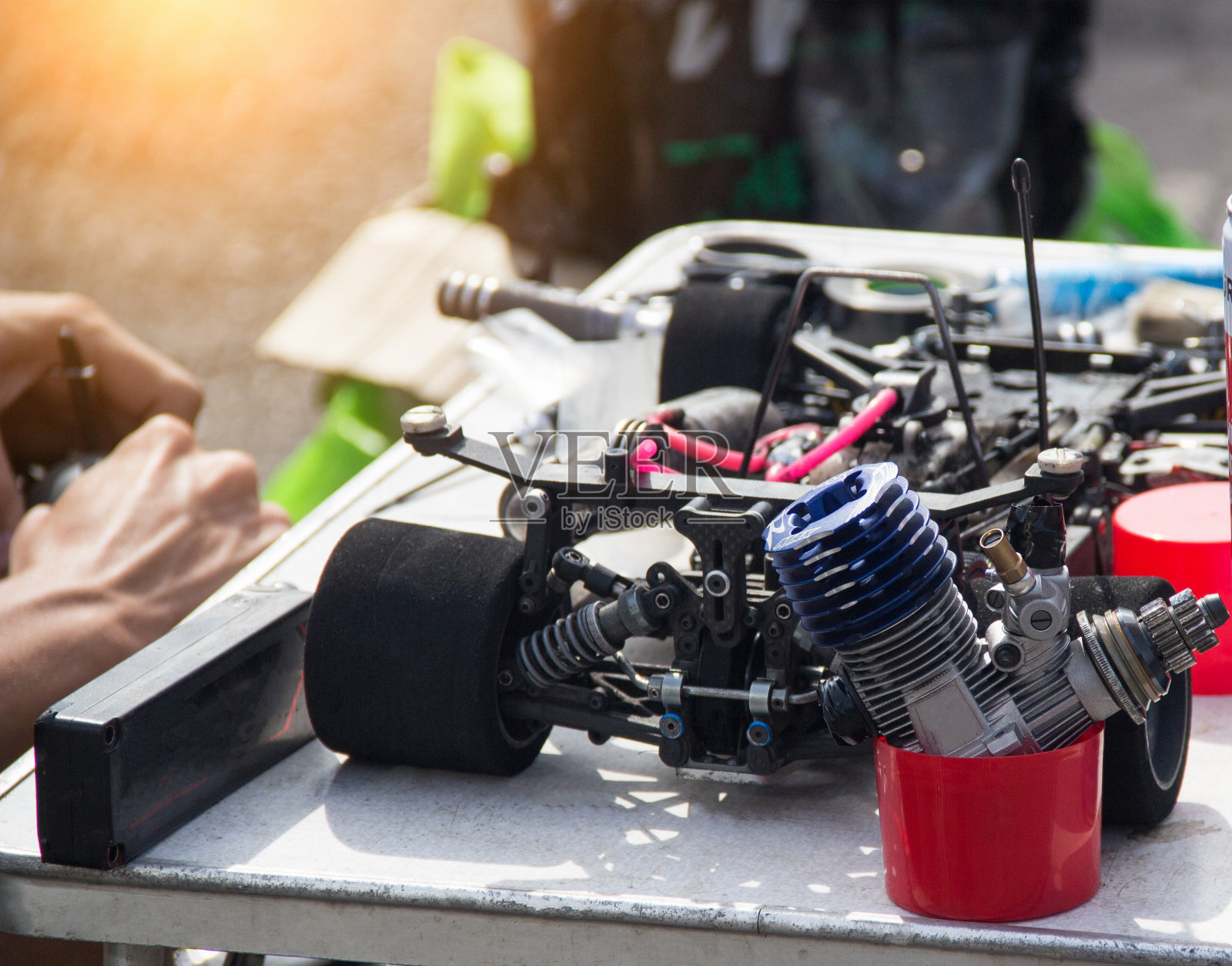 参赛者在比赛开始前检查和调整遥控车，特写，自制运动比赛，修理照片摄影图片