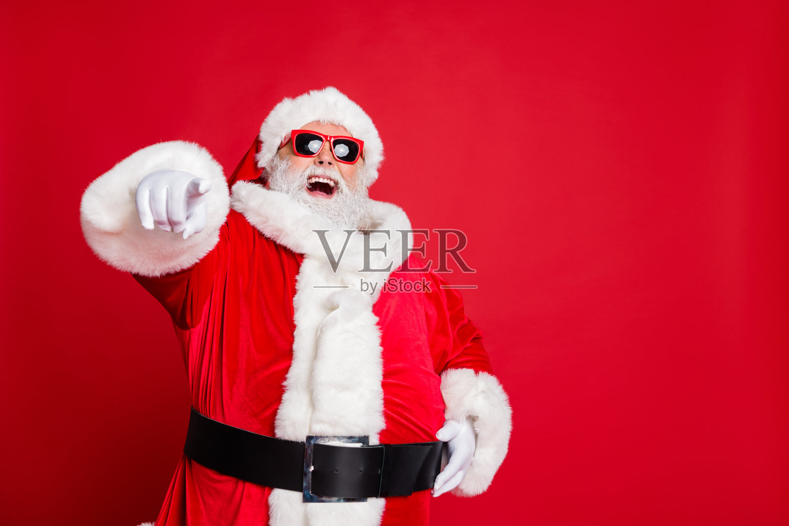 他的肖像，他快乐，愉快，幽默，自信的内容，脂肪，超重，肥胖，灰色头发，胡须，嘲笑，做愚蠢的笑话，孤立在明亮，生动，闪亮的红色背景照片摄影图片