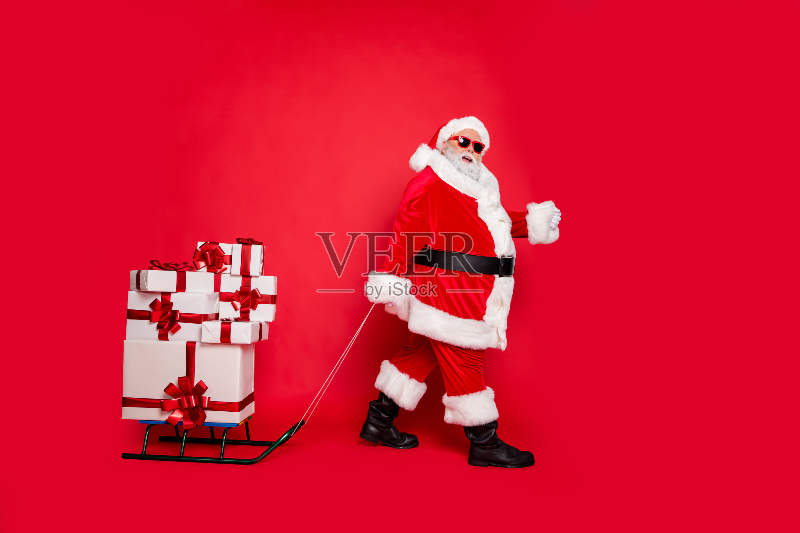 全身长度的身体尺寸的观点慷慨的种类时髦的脂肪超重的丰满的灰色头发的胡子的男人背着许多堆堆栈凉爽的购买冬天的传统孤立在明亮生动的亮红色背景照片摄影图片