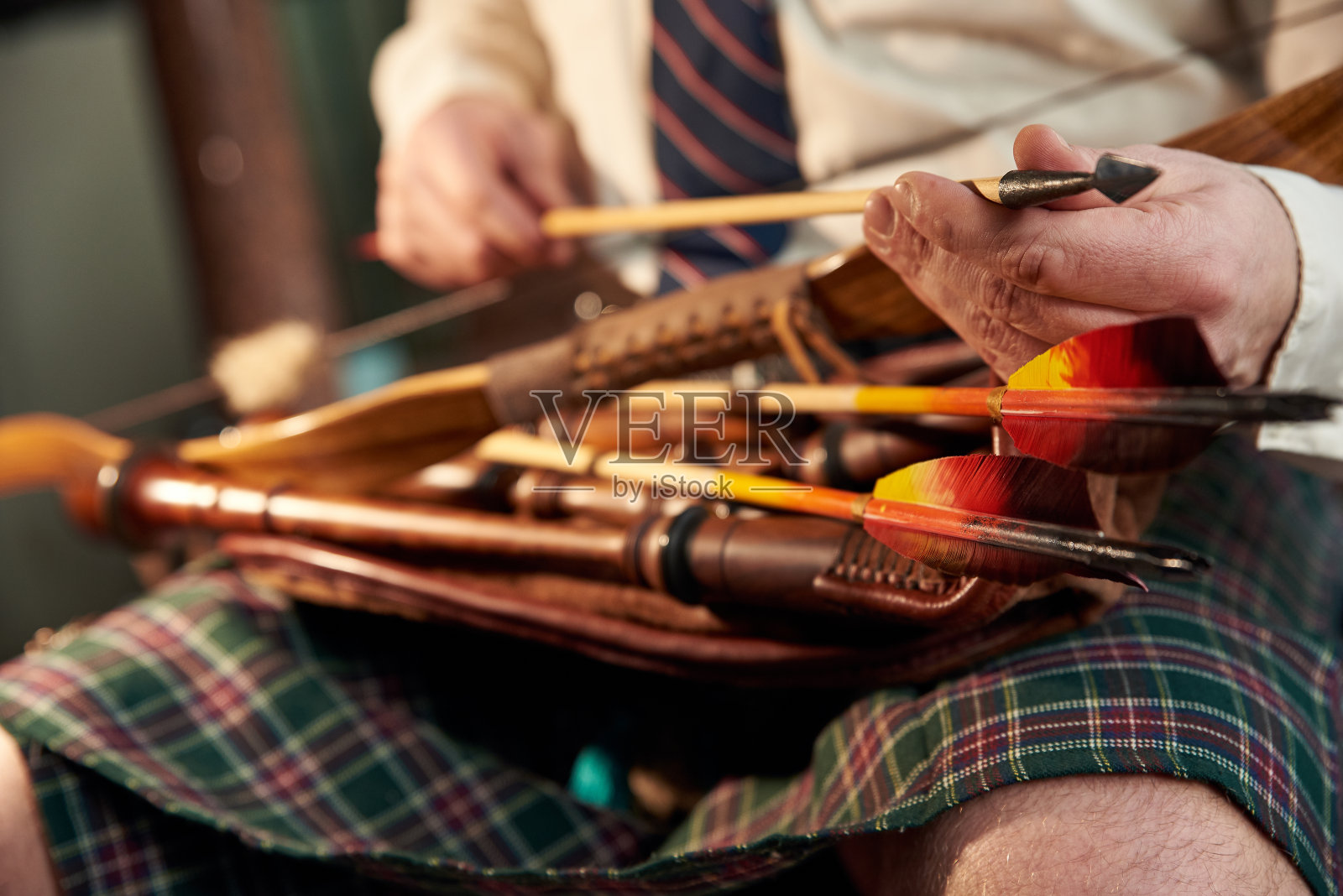 人司各特战士手中的箭。照片摄影图片