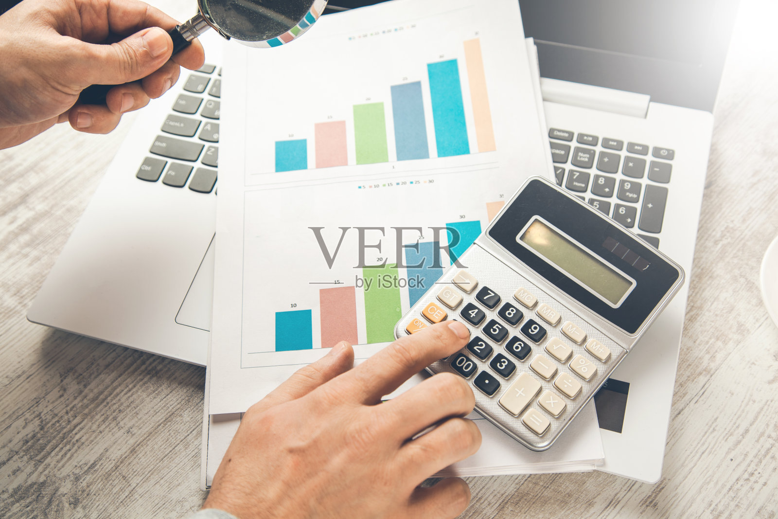 桌上电脑上配有图形的手动计算器照片摄影图片